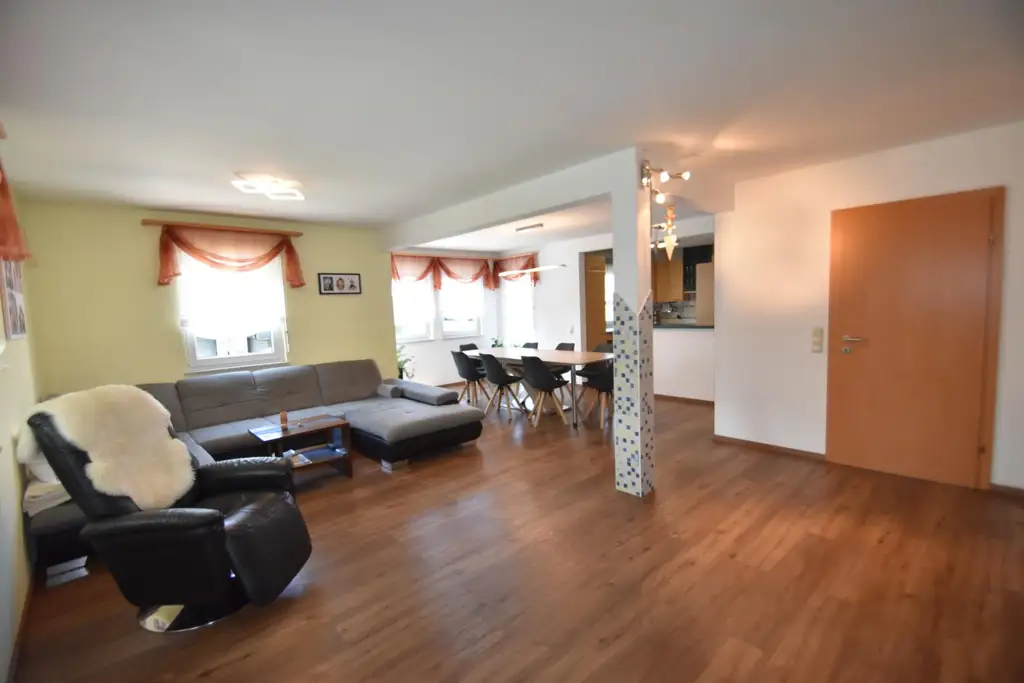 Schönes Wohnhaus (Baurechtsgrund) mit vielseitigem Garten!