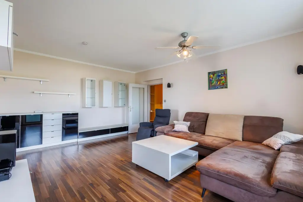 Komfortable 3-Zimmer-Wohnung mit Balkon, Tiefgarage und Klimaanlage
