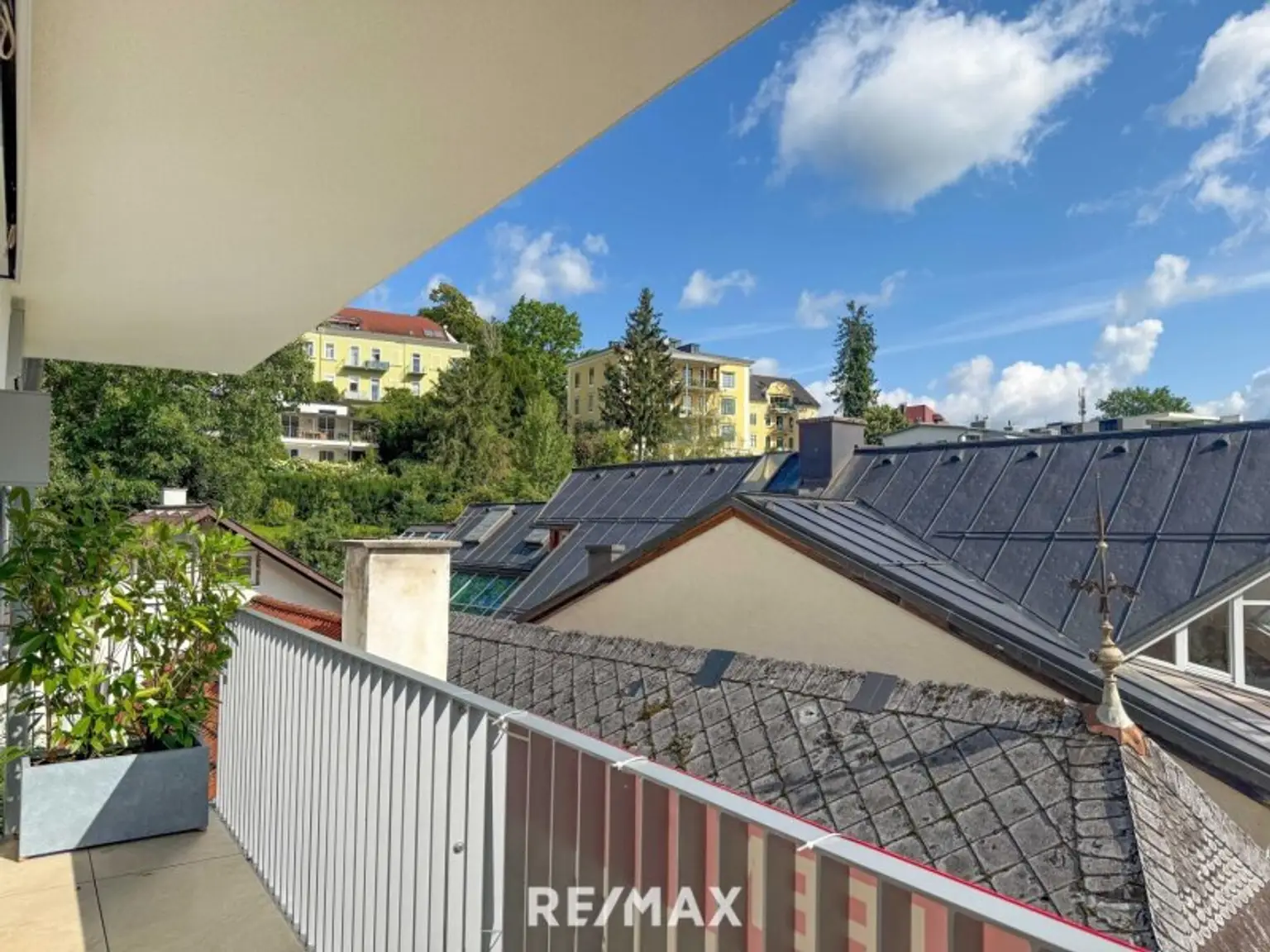 Lage, seitlicher Balkonblick