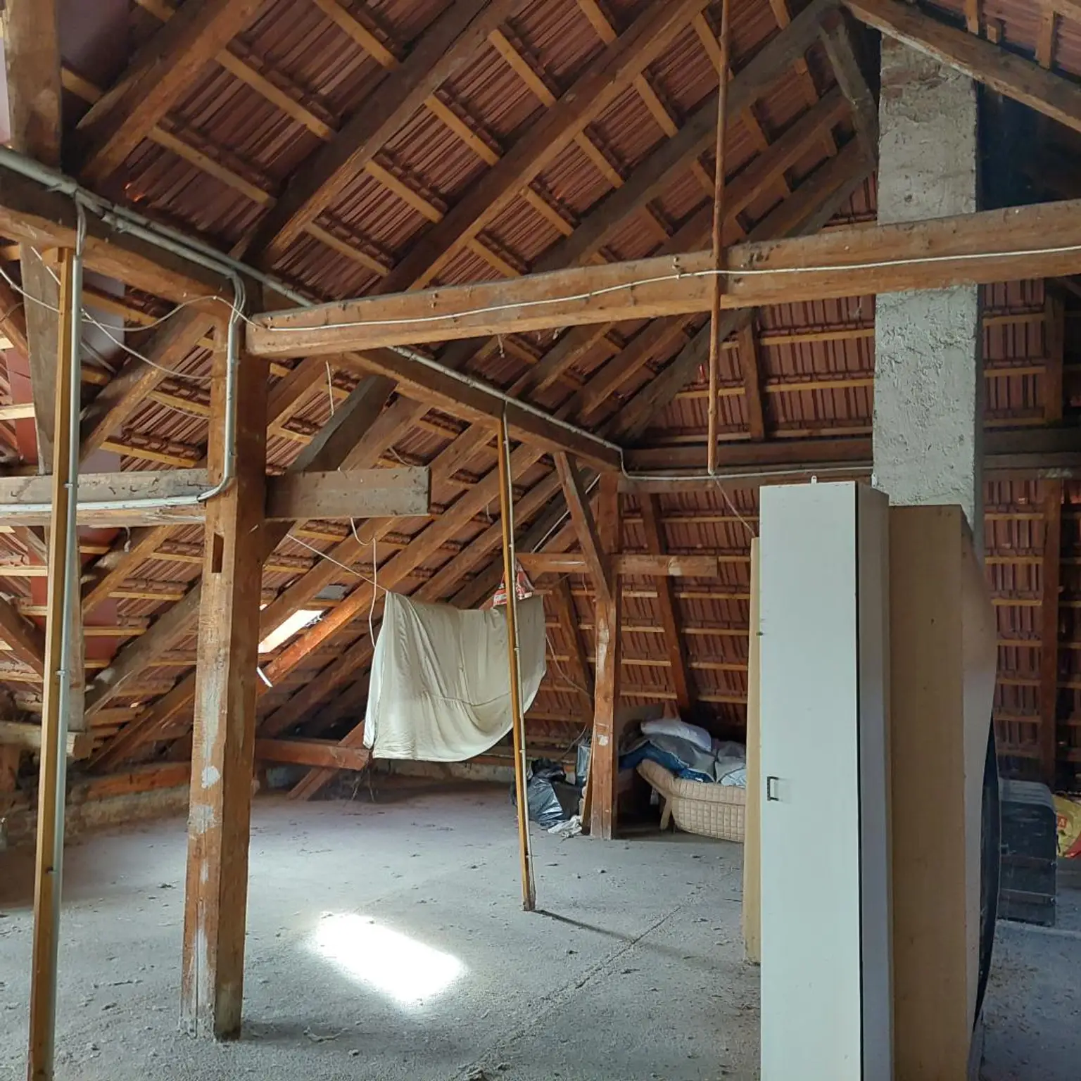 Mehrparteienhaus mit zwei Geschäftslokalen