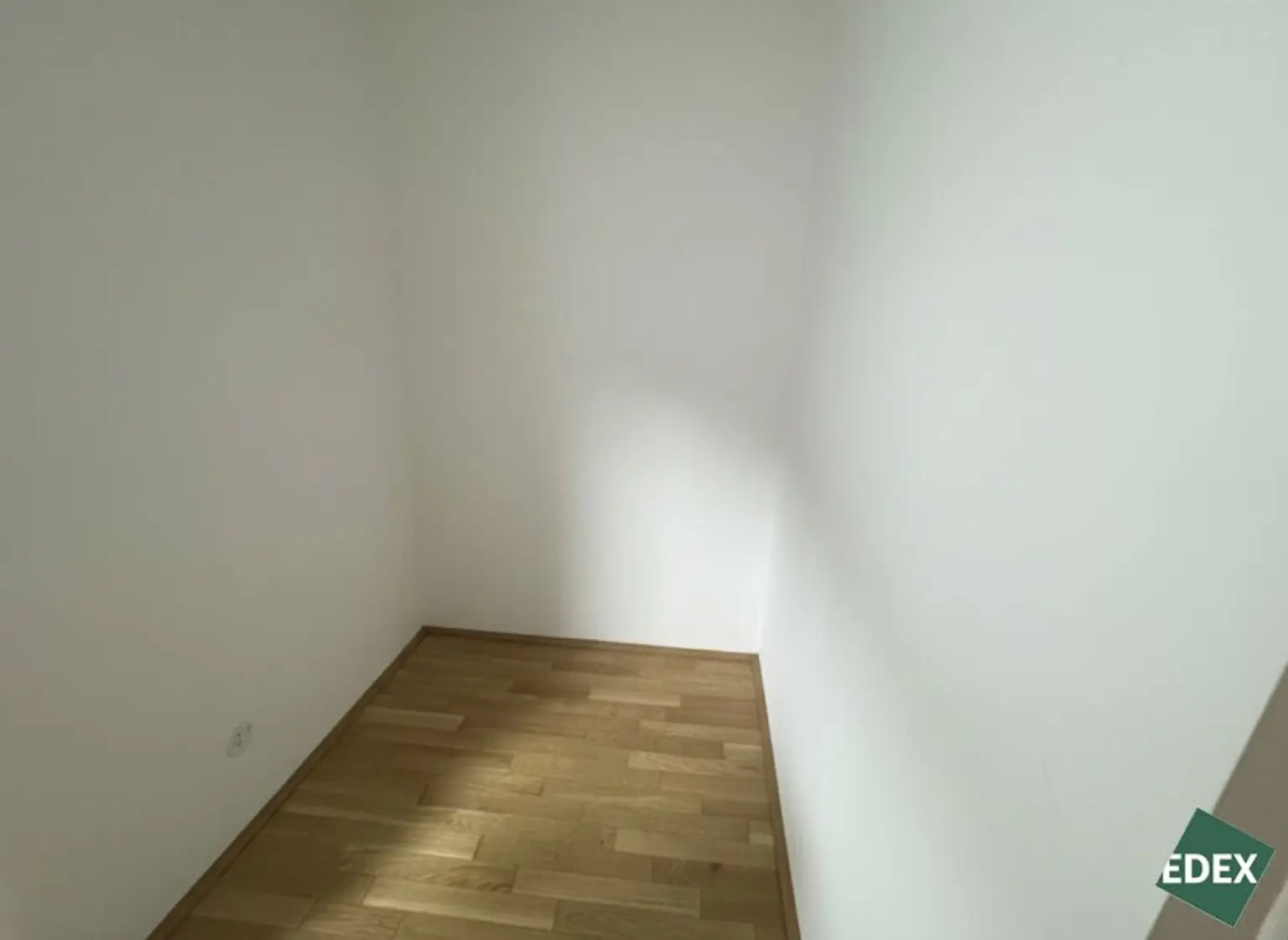 Charmante 2-Zimmer-Wohnung mit Balkon nahe U1 - ideal für Singles oder Paare