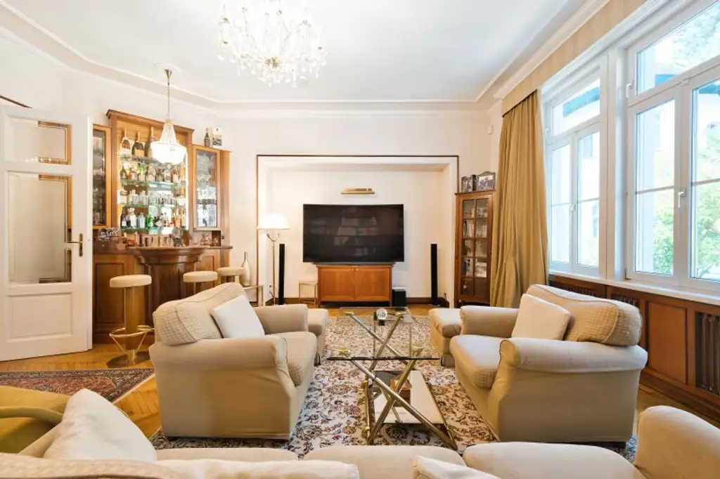 Lebensqualität mit Charakter: Wohnen und Arbeiten in einer Altbau-Villa mit grünem Rückzugsort