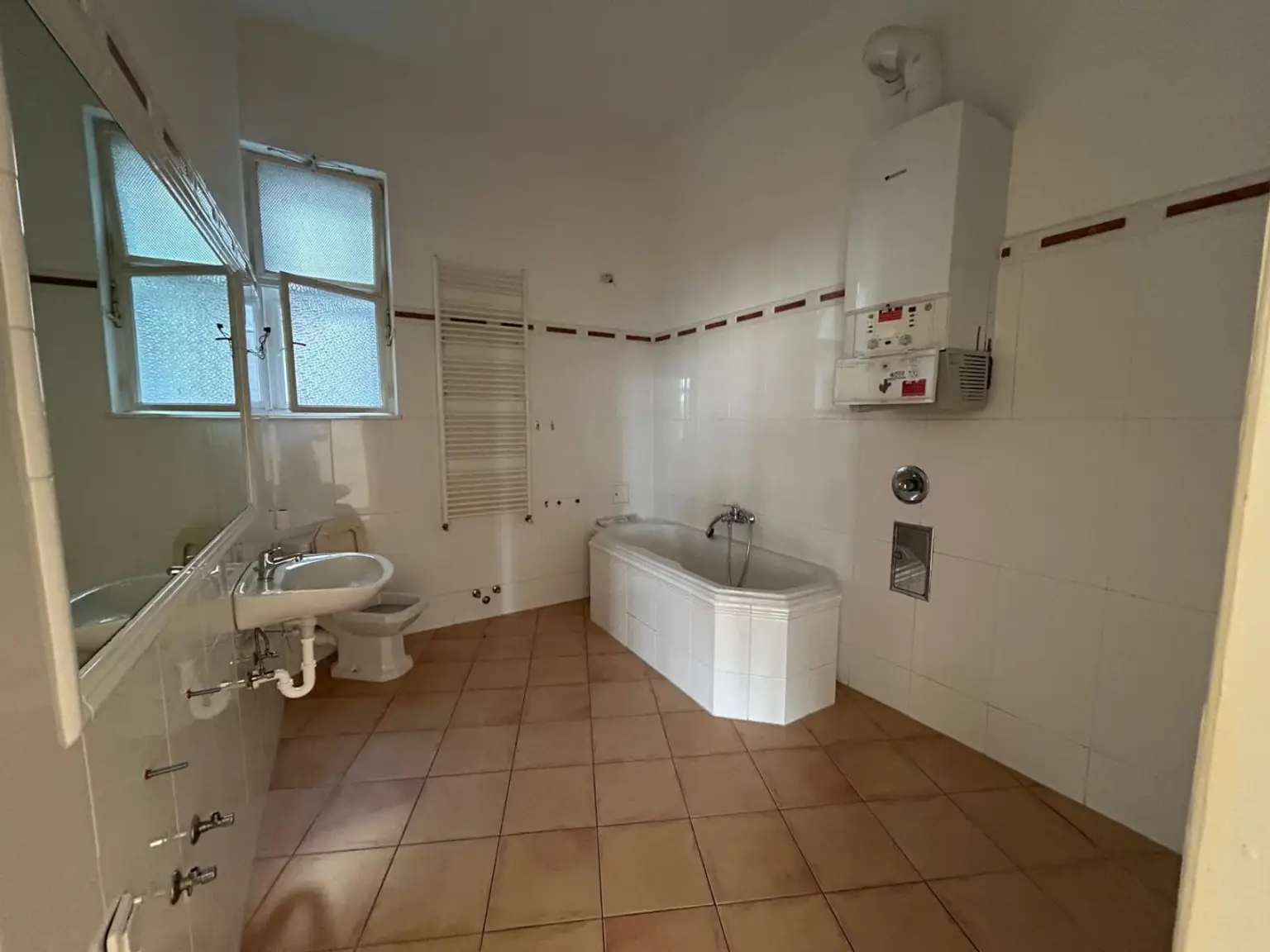 TRAUMHAFTE 219 m² ALTBAUWOHNUNG AM ROCHUSMARKT!