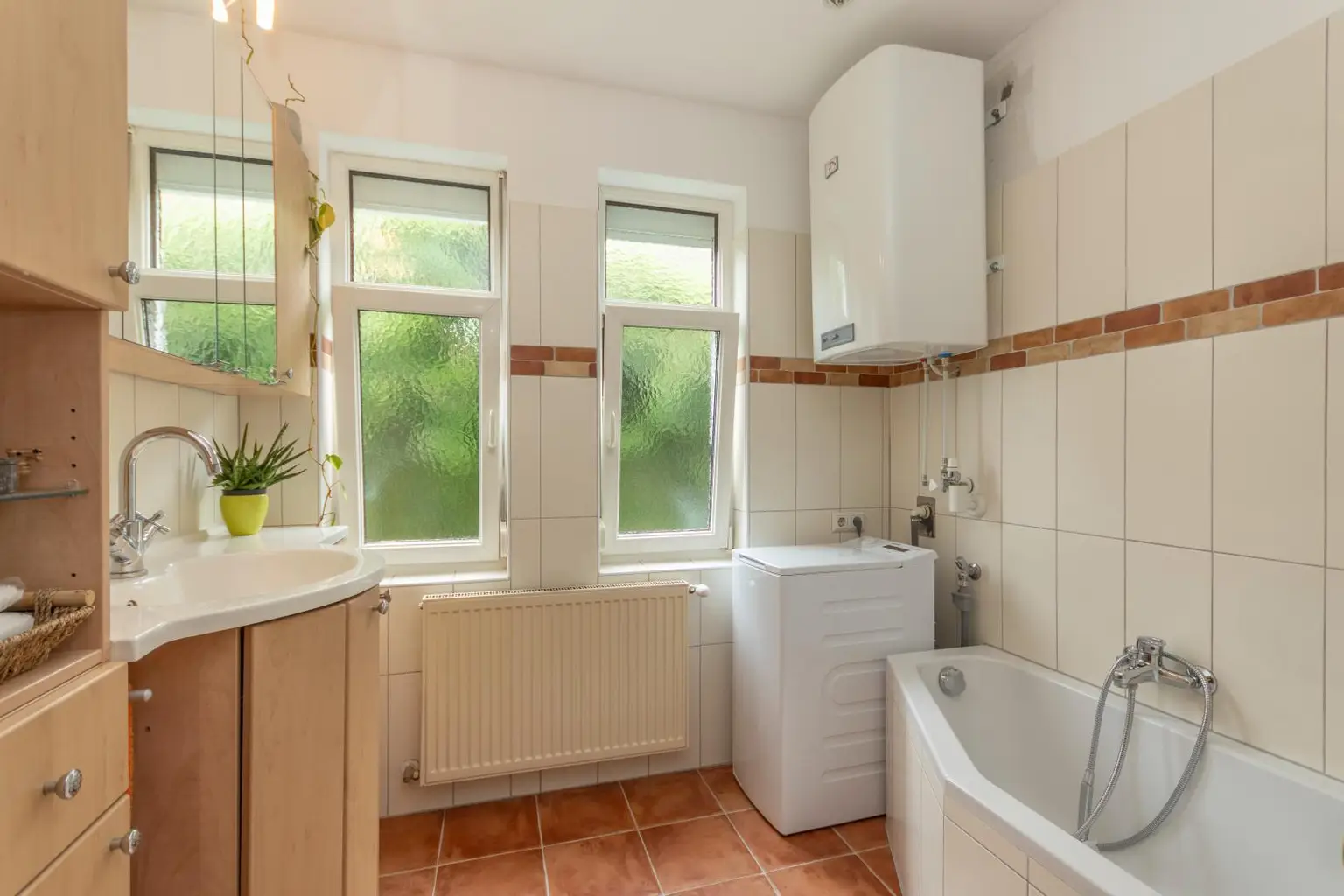 FREUNDLICHE WOHNUNG MIT GARTENNUTZUNG UND PARKPLATZ