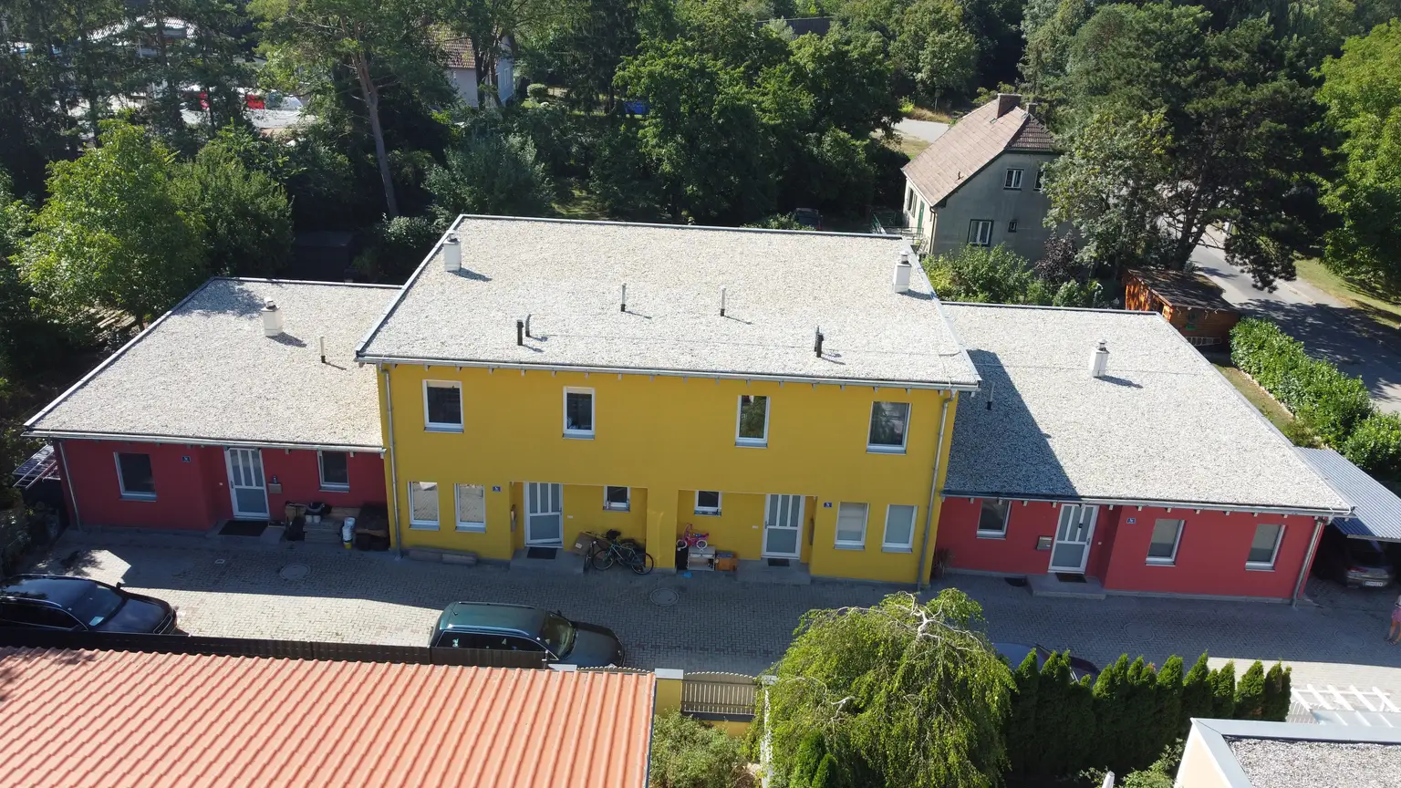 Charmantes Reihenhaus mit Gartenidylle und Terrasse und Parkplatz