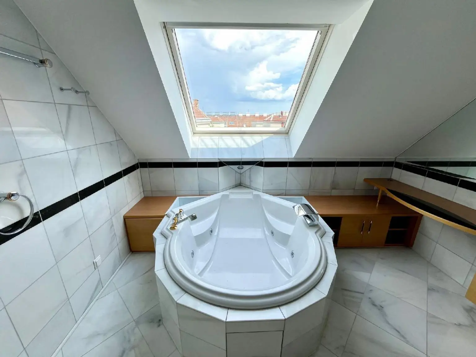 Extravagantes, kultiges 80 ties Retro Chic XXL Penthouse!
Miami Vice meets Raumschiff Enterprise