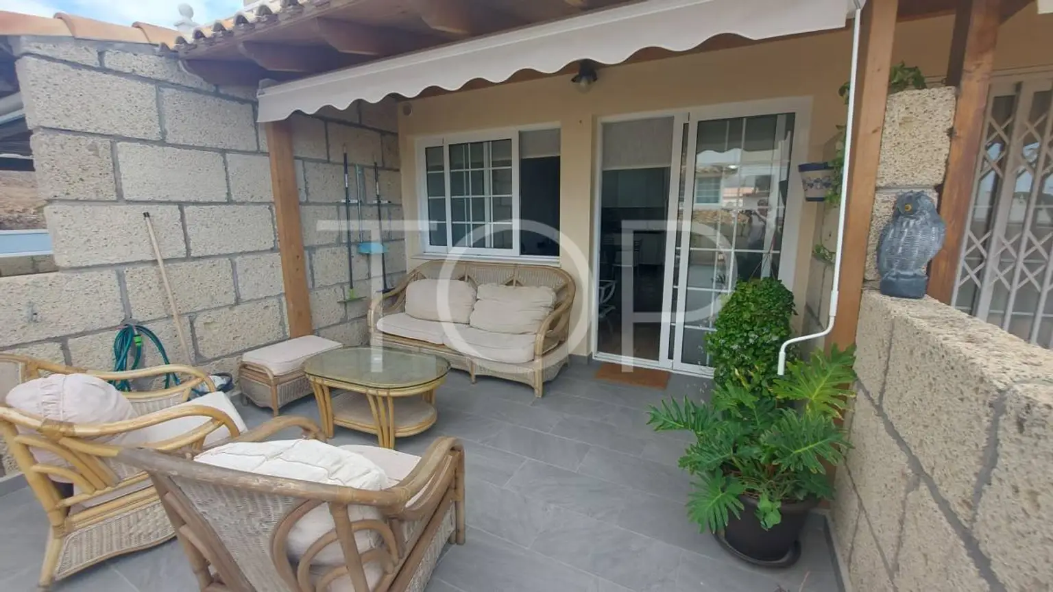 A la venta adosado muy acogedor con garaje en el centro de Palm-Mar
