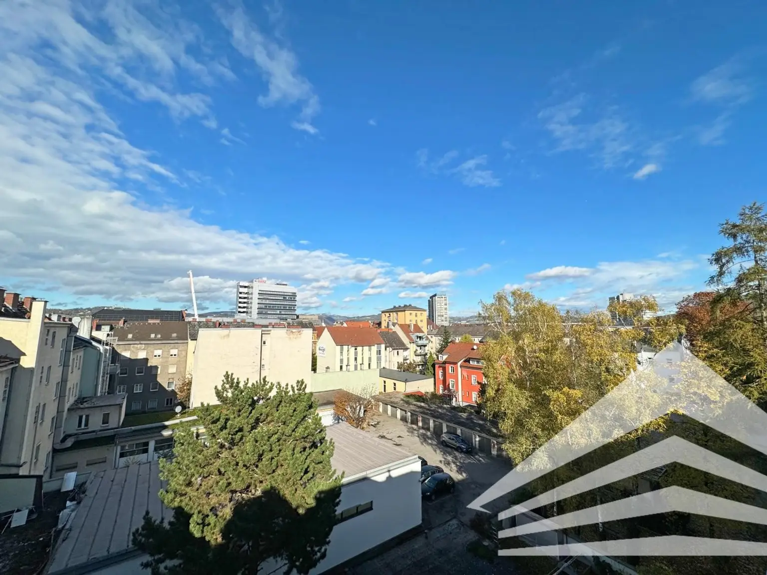 Lichtdurchflutete 3 Zi.-DG-Wohnung mit Küche und Balkon - Herz Jesu Kirche