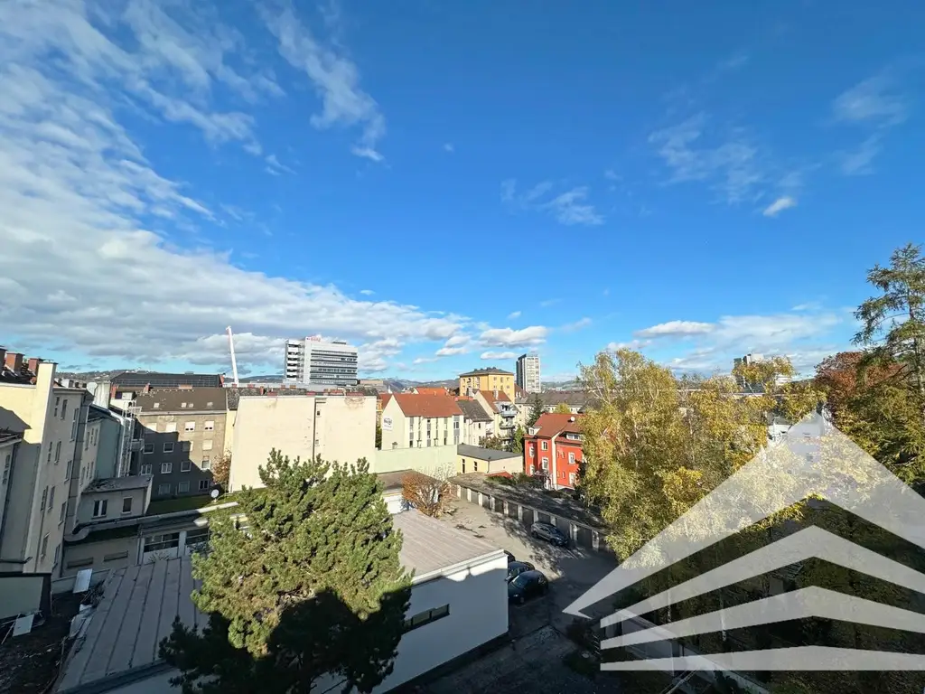 Lichtdurchflutete 3 Zi.-DG-Wohnung mit Küche und Balkon - Herz Jesu Kirche