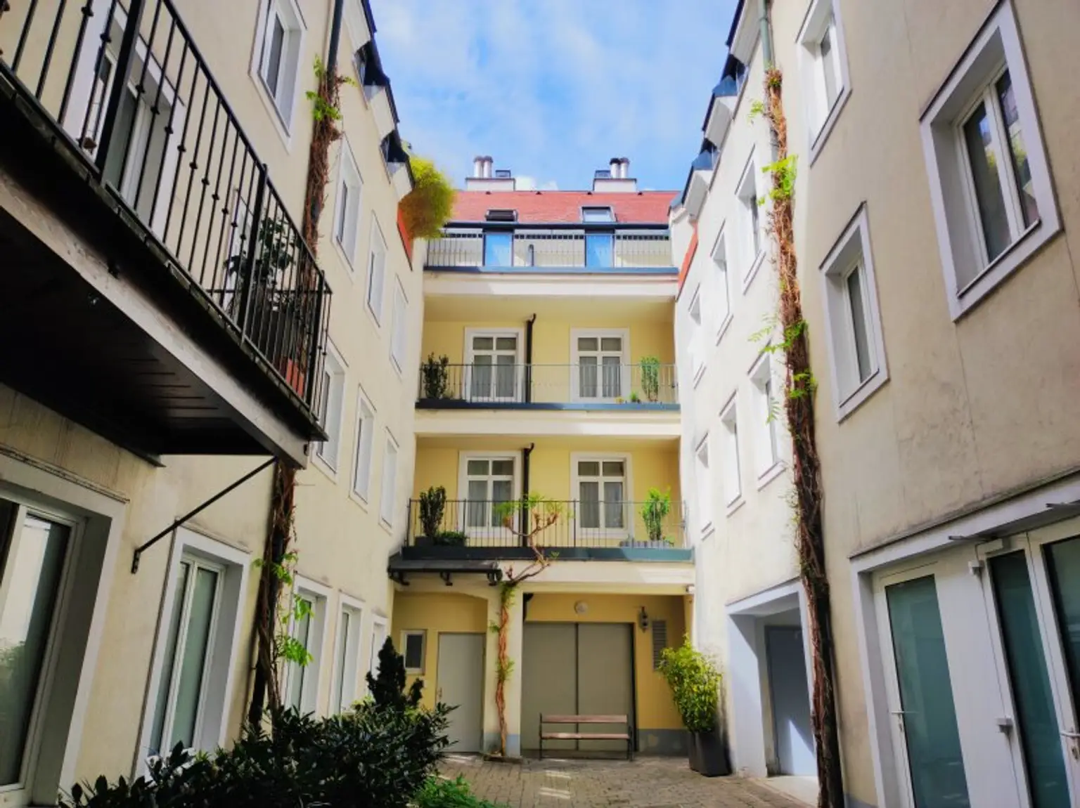 LINDENGASSE - Weitläufiger Wohnraum mit Balkon