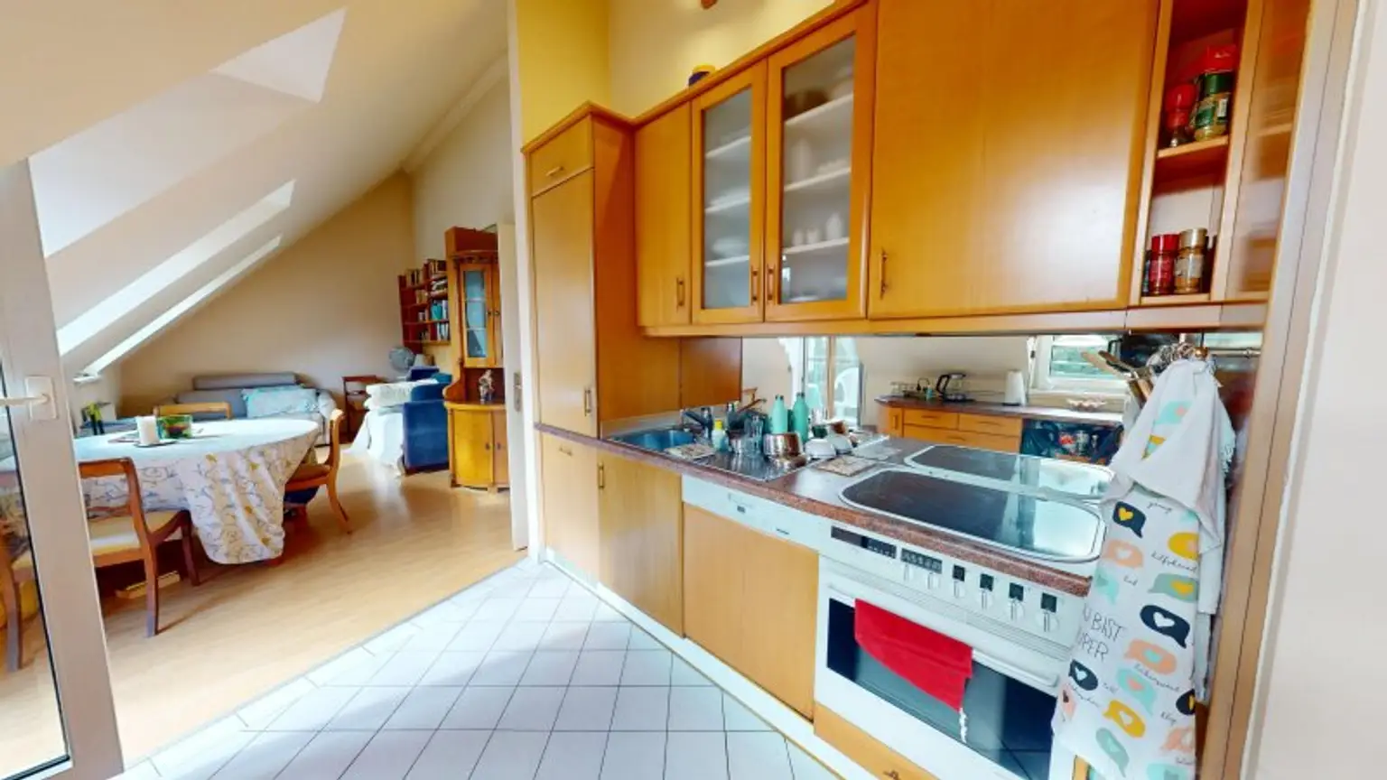 Helle DG-Wohnung mit Balkon | Garagenplatz optional