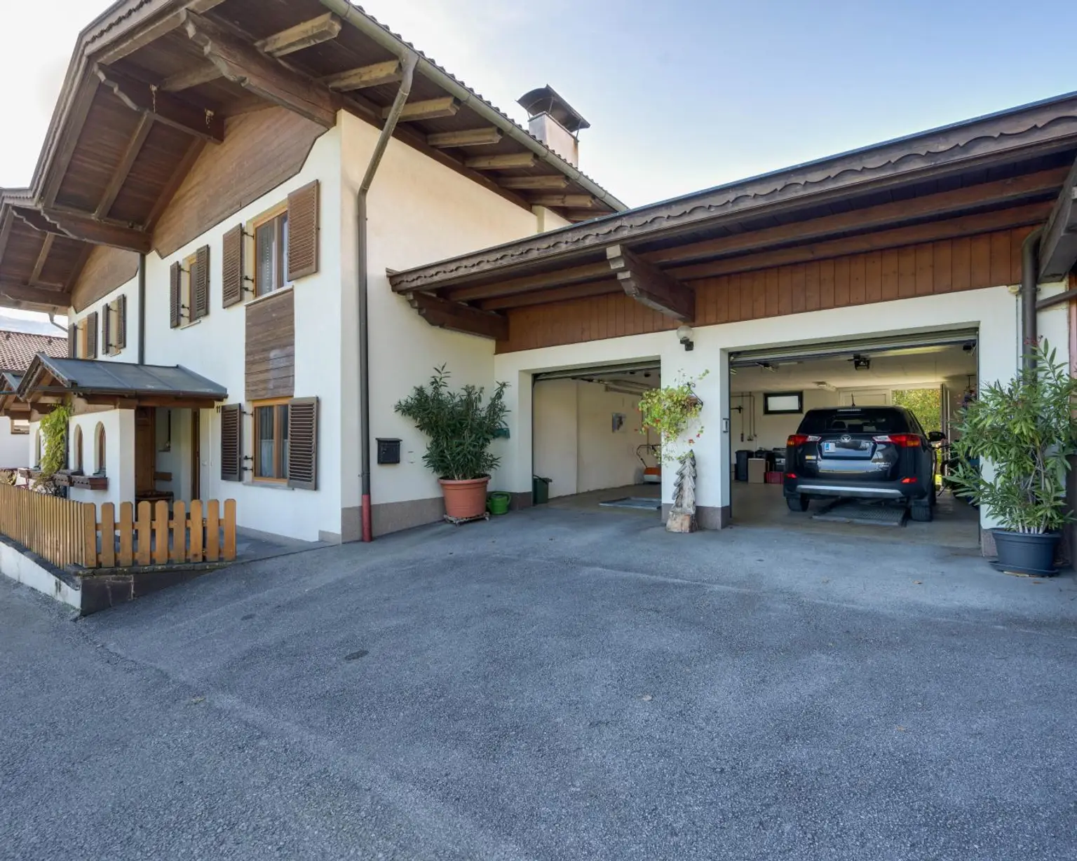 Attraktive Doppelhaushälfte mit sonnigem Wintergarten in ruhiger Lage