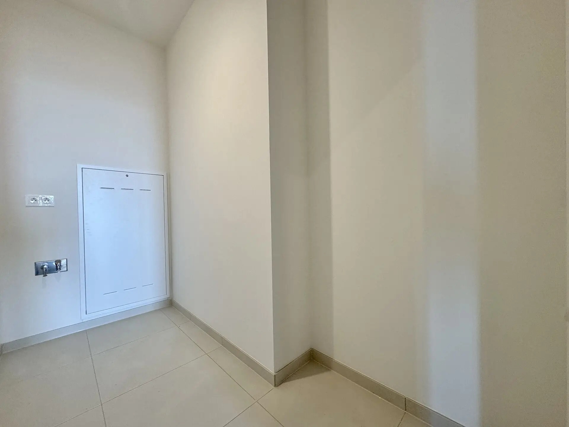 Abstellraum mit Waschmaschinenanschluss