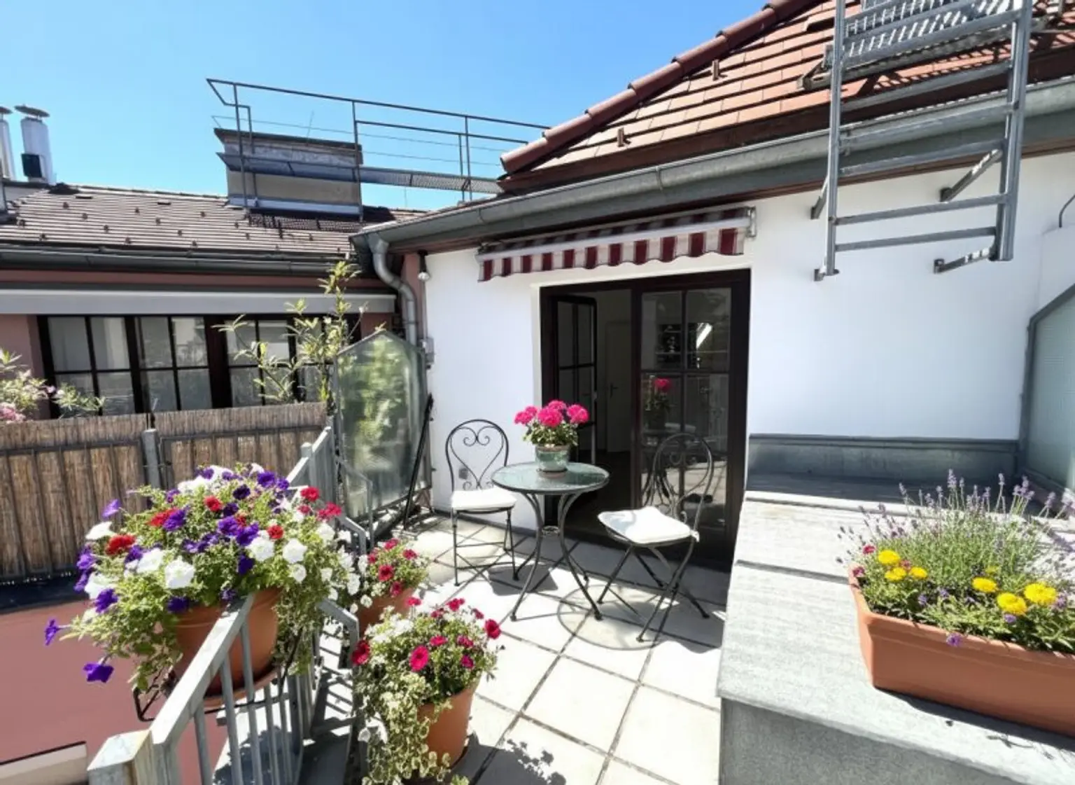 Attraktive Dachgeschoss-Wohnung in erstklassiger Lage der Josefstadt / Attractive attic flat in a first class location in Josefstadt