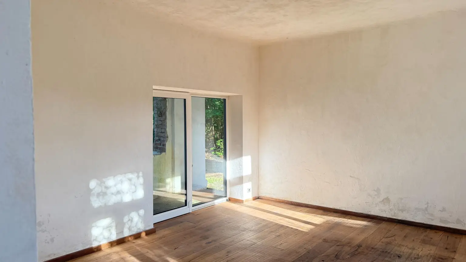 Wohnzimmer mit Ausgang zum Arkadengang