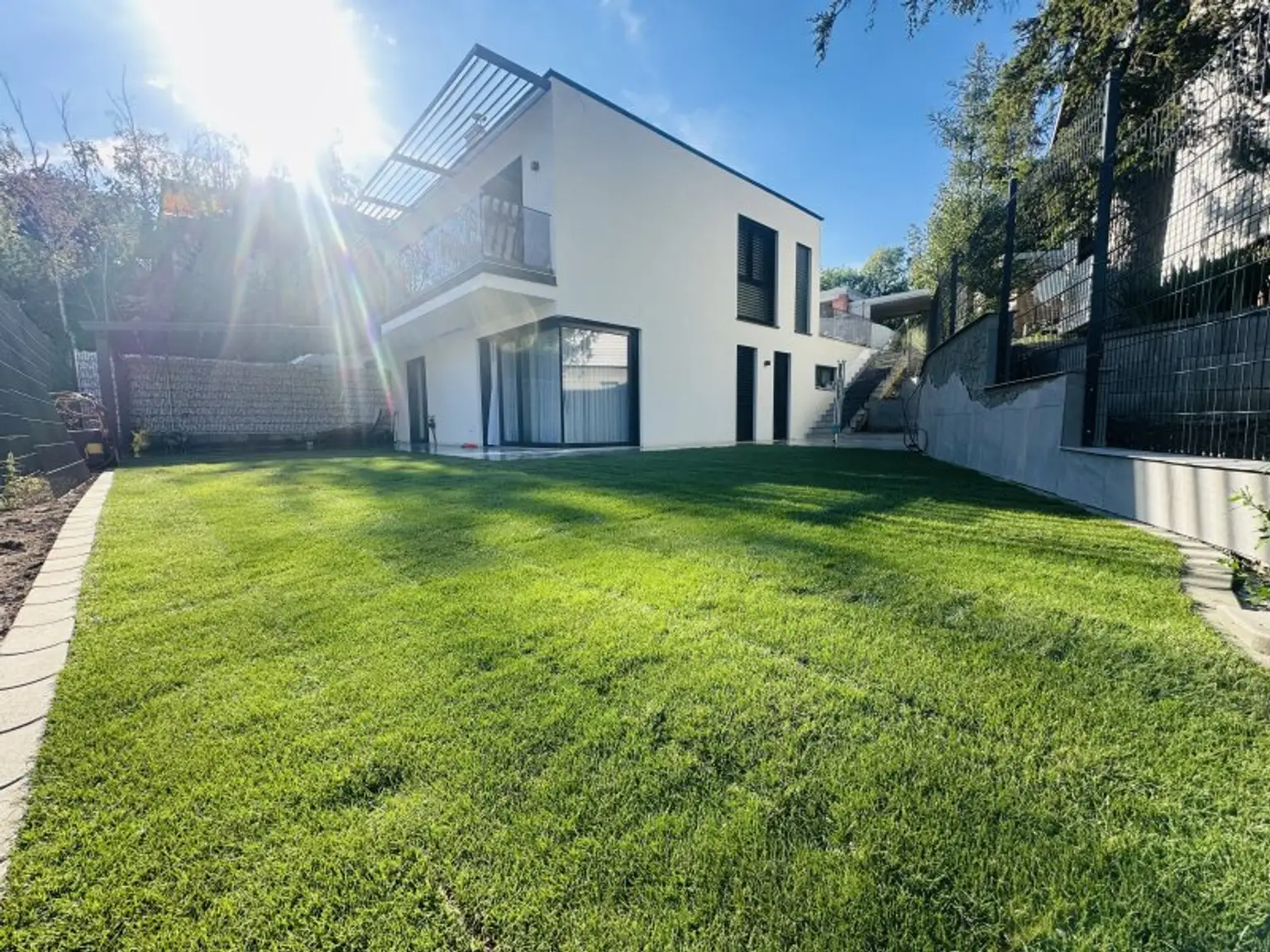AKTIONSPREIS! Exklusive Doppelhaushälften inkl. Terrasse/Garten + Balkon 4-5 Zimmer! TRAUMAUSBLICK auf Burg Liechtenstein! SCHLÜSSELFERTIG!