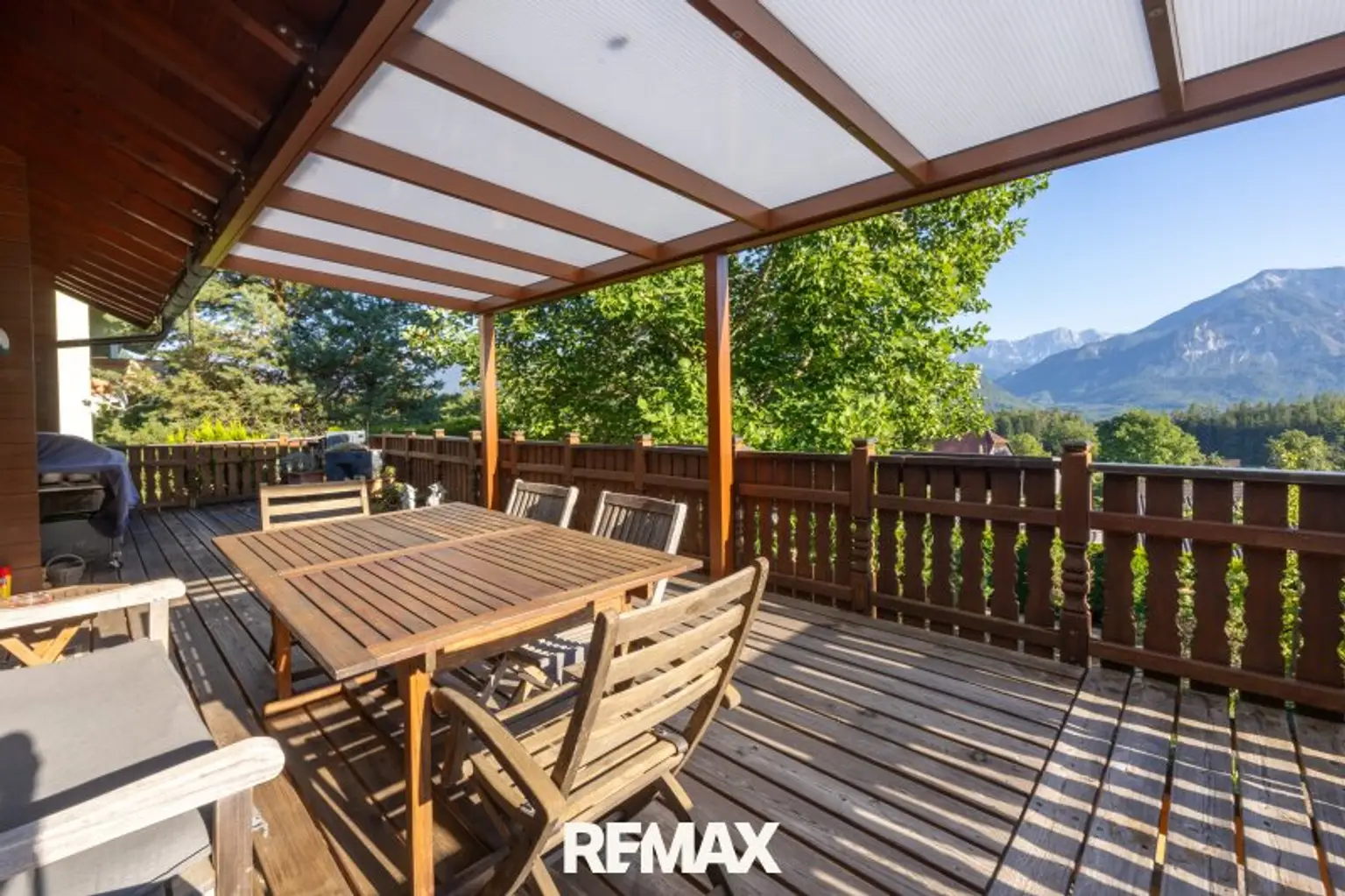 Großzügige, überdachte Terrasse mit beeindruckendem Berg- und Weitblick