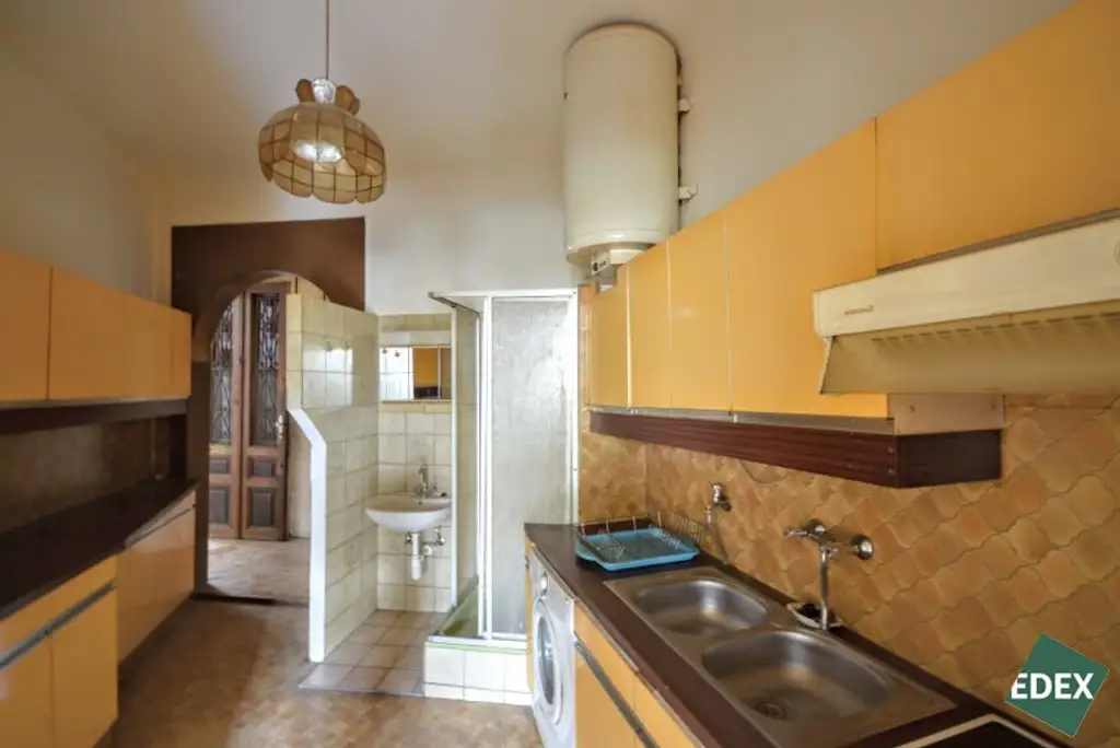 Sanierungsbedürftige 4-Zimmer-Altbauwohnung mit viel Charme