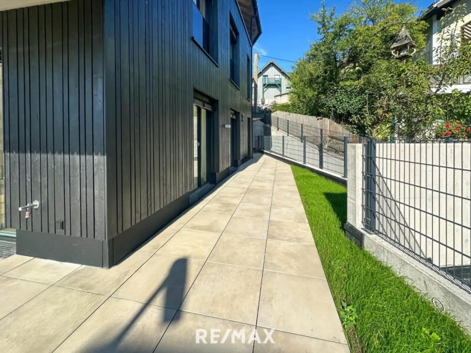 große Terrasse und Garten