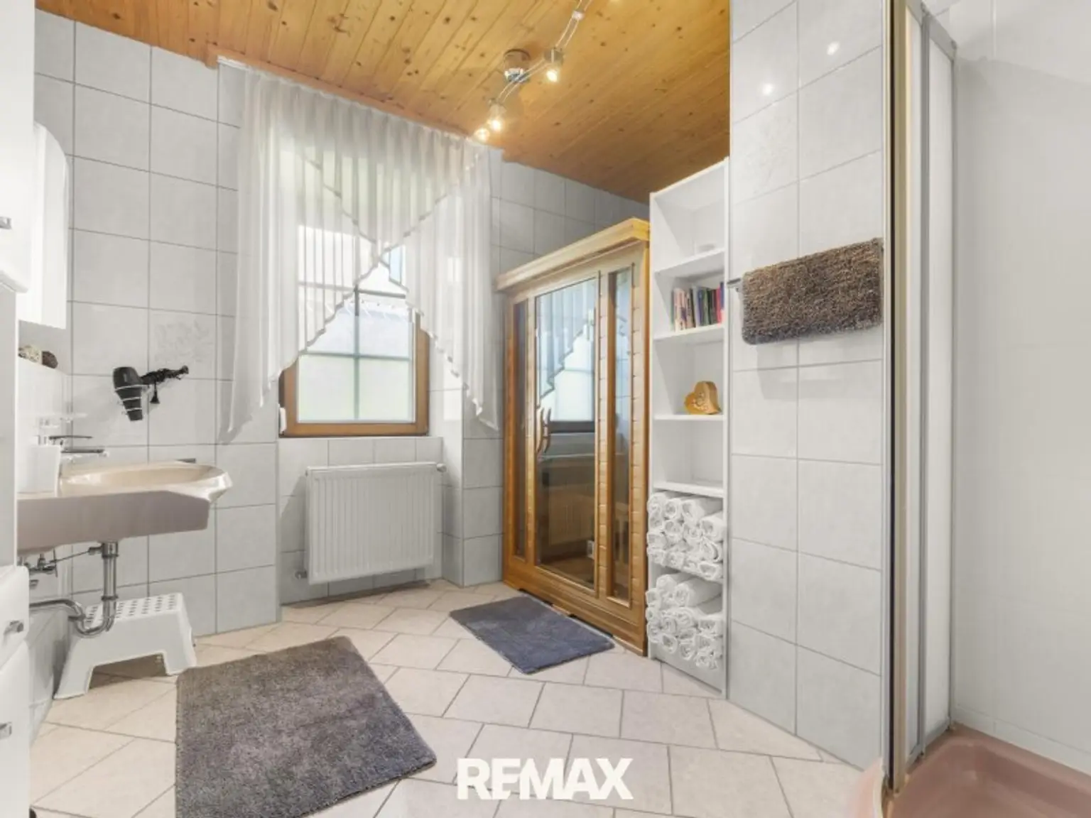 Badezimmer mit Infrarotkabine