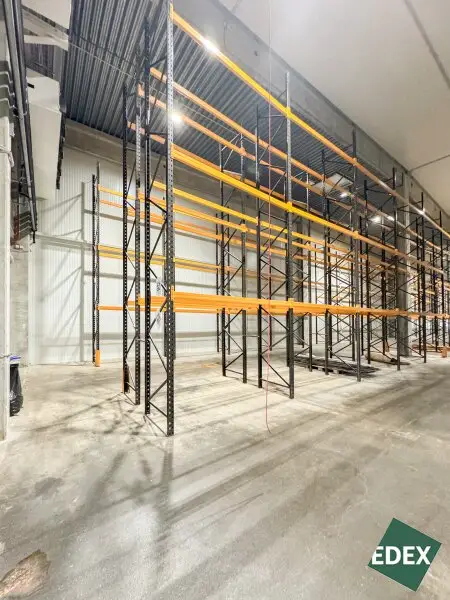 Modernes Regallager (9,5m RH) an der S33