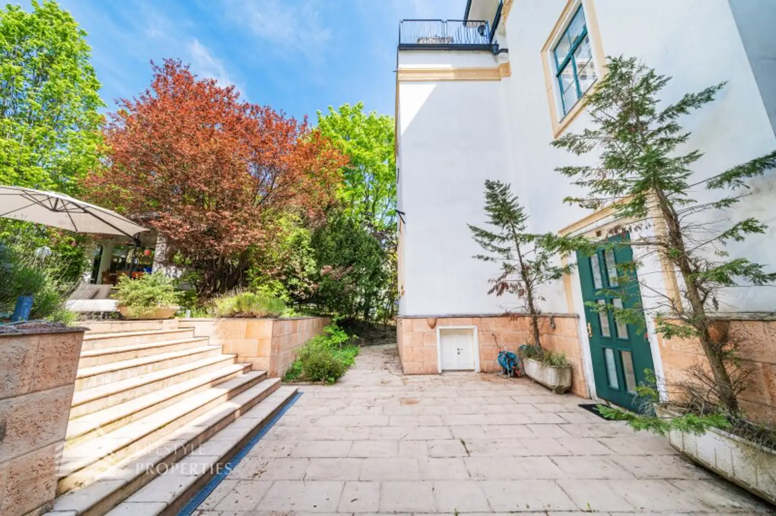 Luxuriöser 14- Zimmer Wohntraum mit Dachterrasse und Pool, Nähe Wilhelminenschloss