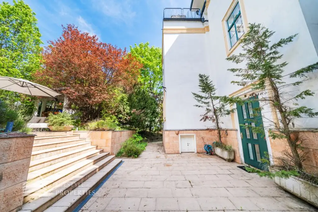 Luxuriöser 14- Zimmer Wohntraum mit Dachterrasse und Pool, Nähe Wilhelminenschloss