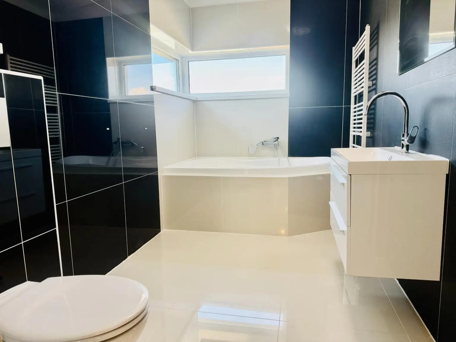 OG Bad mit Wanne & WC