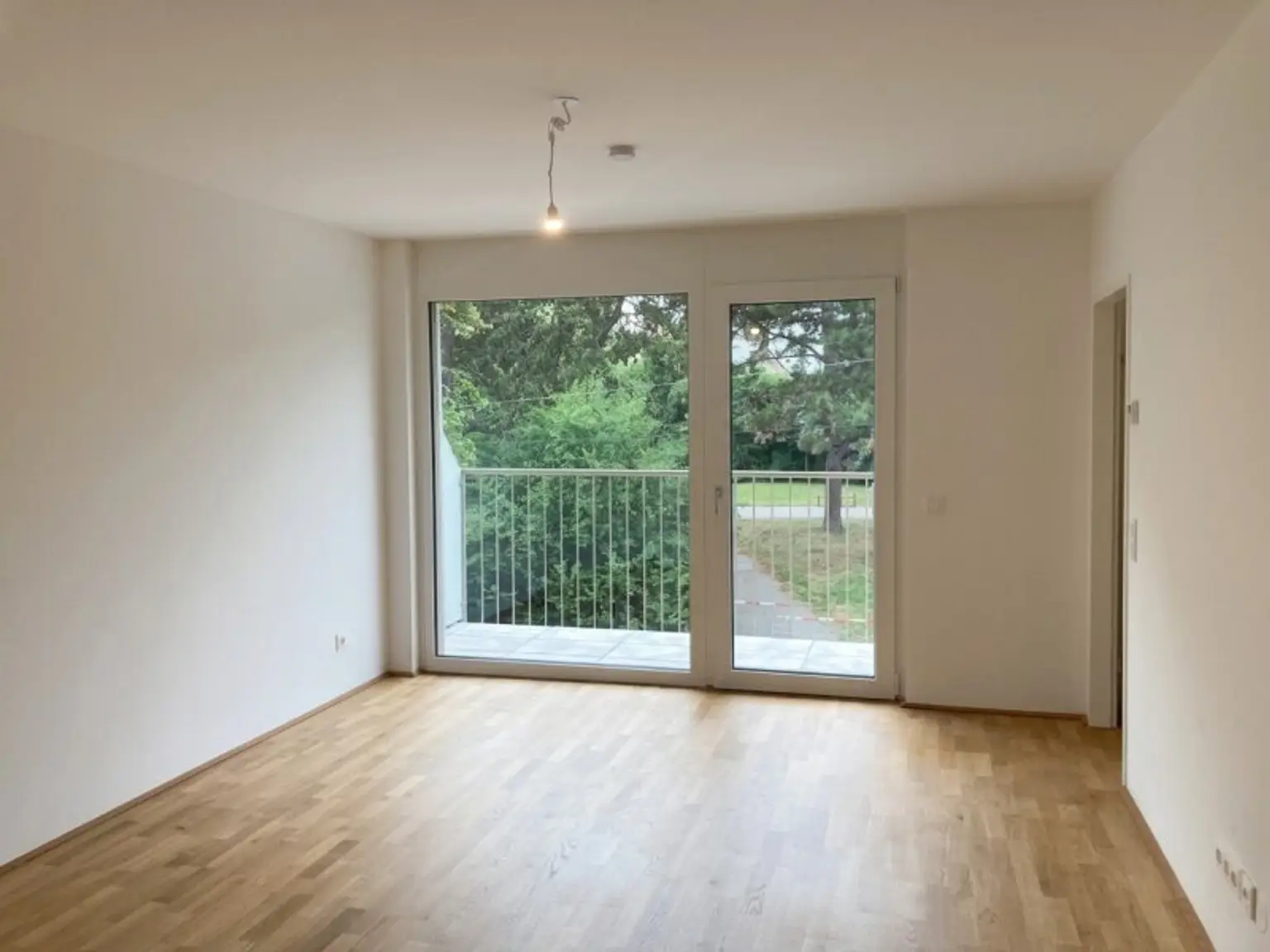 Wohnzimmer mit Balkon