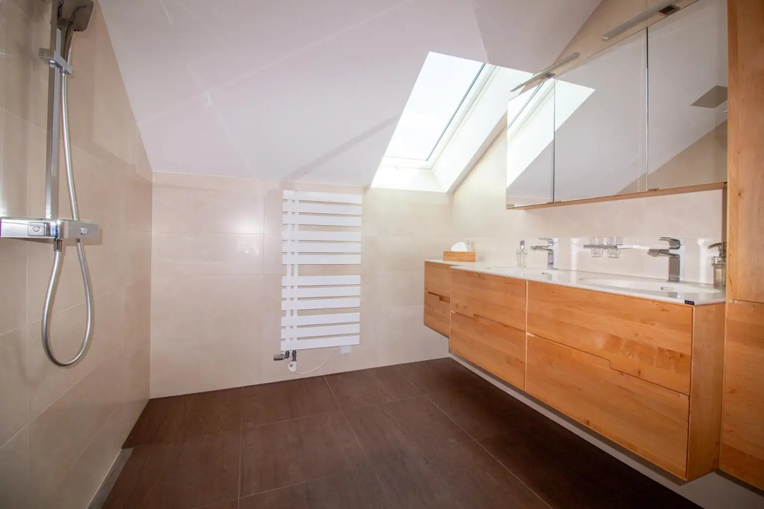 Einfamilienhaus mit Pool, Garten & Aussicht – Praxis & Mietpotential