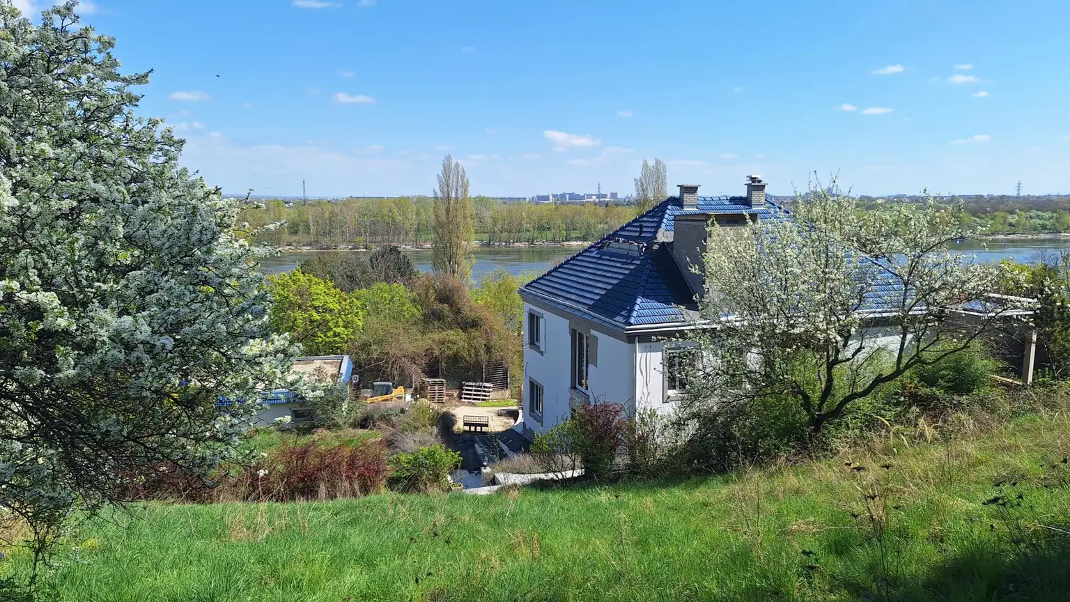 Edelrohbau-Villa, Herrschaftlicher Wohnsitz am Fuße des Kahlenberges an der Donau. Teilrestauriert entkernt und komplette Ausbauplanung.