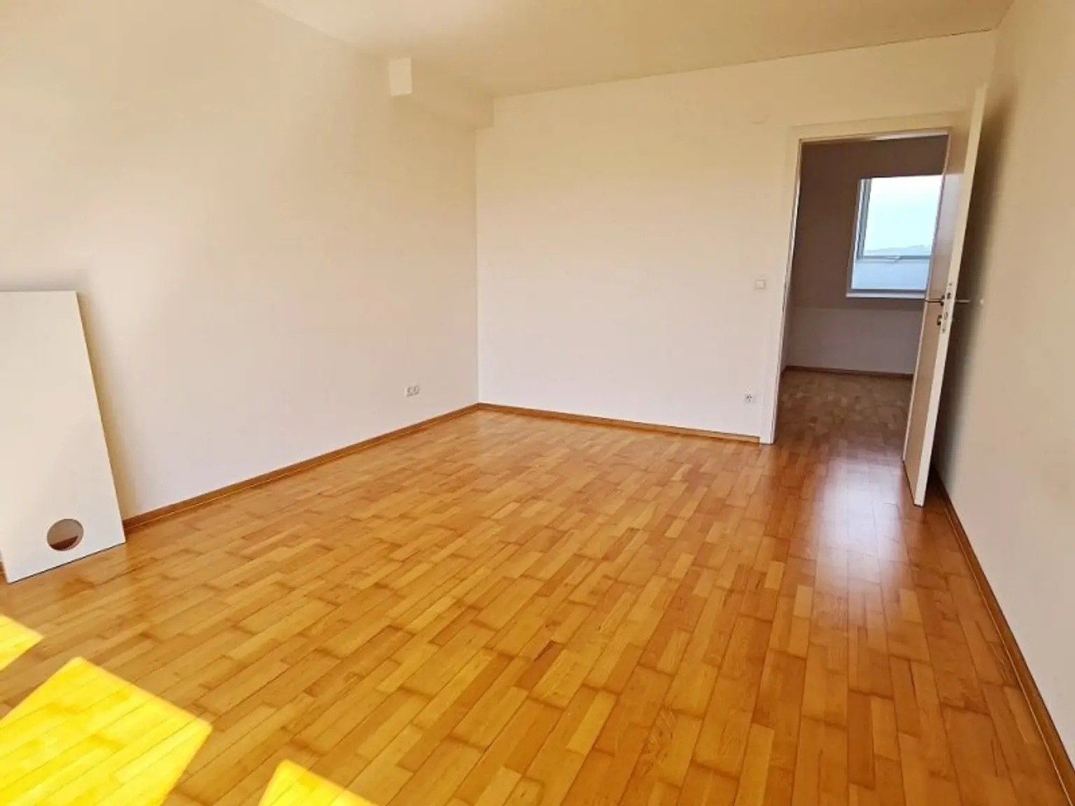 INNSTRASSE, FERNBLICK, unbefristete 97 m2 Dachgeschoß-Maisonette mit Loggia, 2 Zimmer, Komplettküche, Wannenbad, Parketten, gefördert