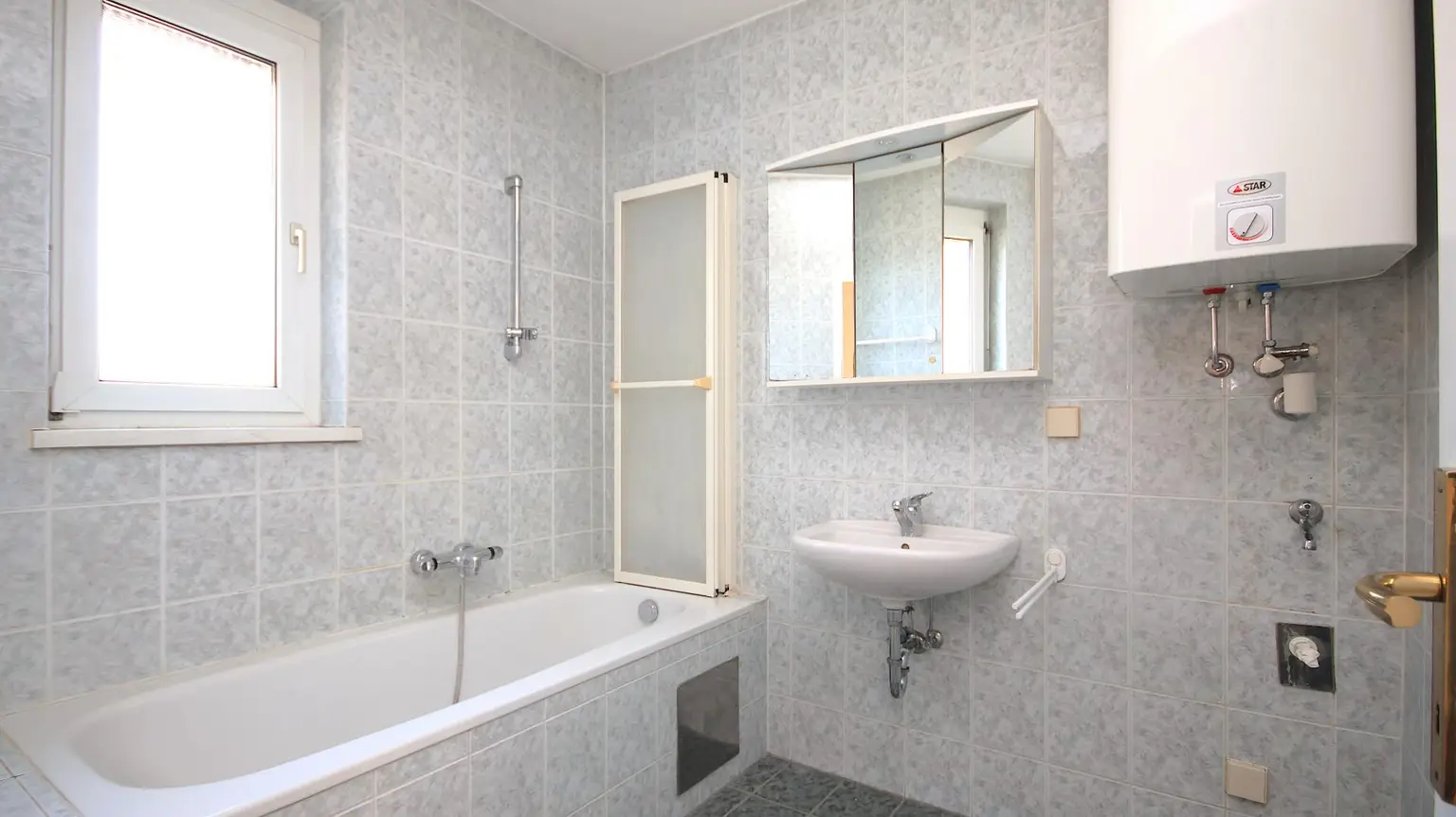 Bad mit Wanne und Fenster