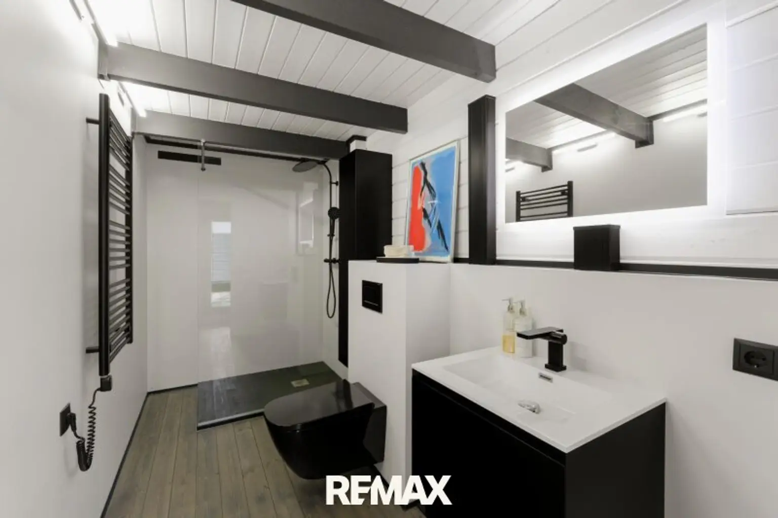 Beeindruckende Designer-Villa mit Pool und Poolhaus zum Soforteinzug!