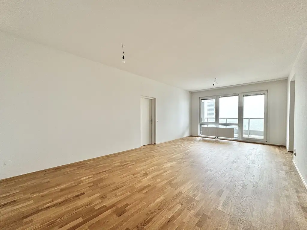Hoch hinaus: 2,5 Zimmer, 21. OG, Loggia, Kellerabteil, 3-Zimmer-Ausbauoption möglich |MISCHEK TOWER