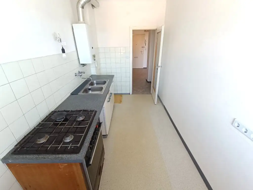 2-Zimmer Wohnung mit Weitblick und Loggia im 5. Stock mit Lift! Nähe U6 Dresdner Straße!