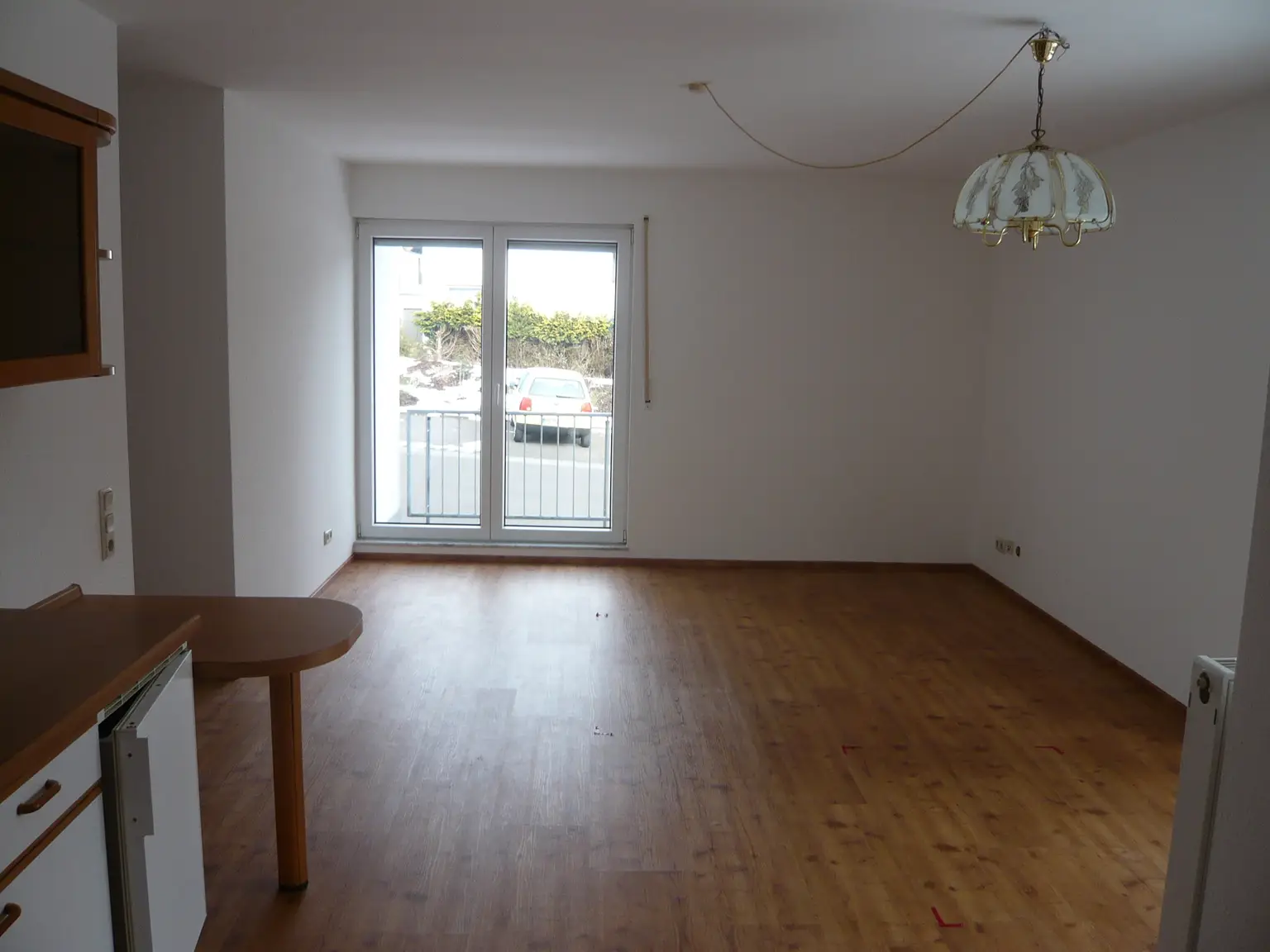 Blick zum Wohn-/Essbereich + vorderen Balkon