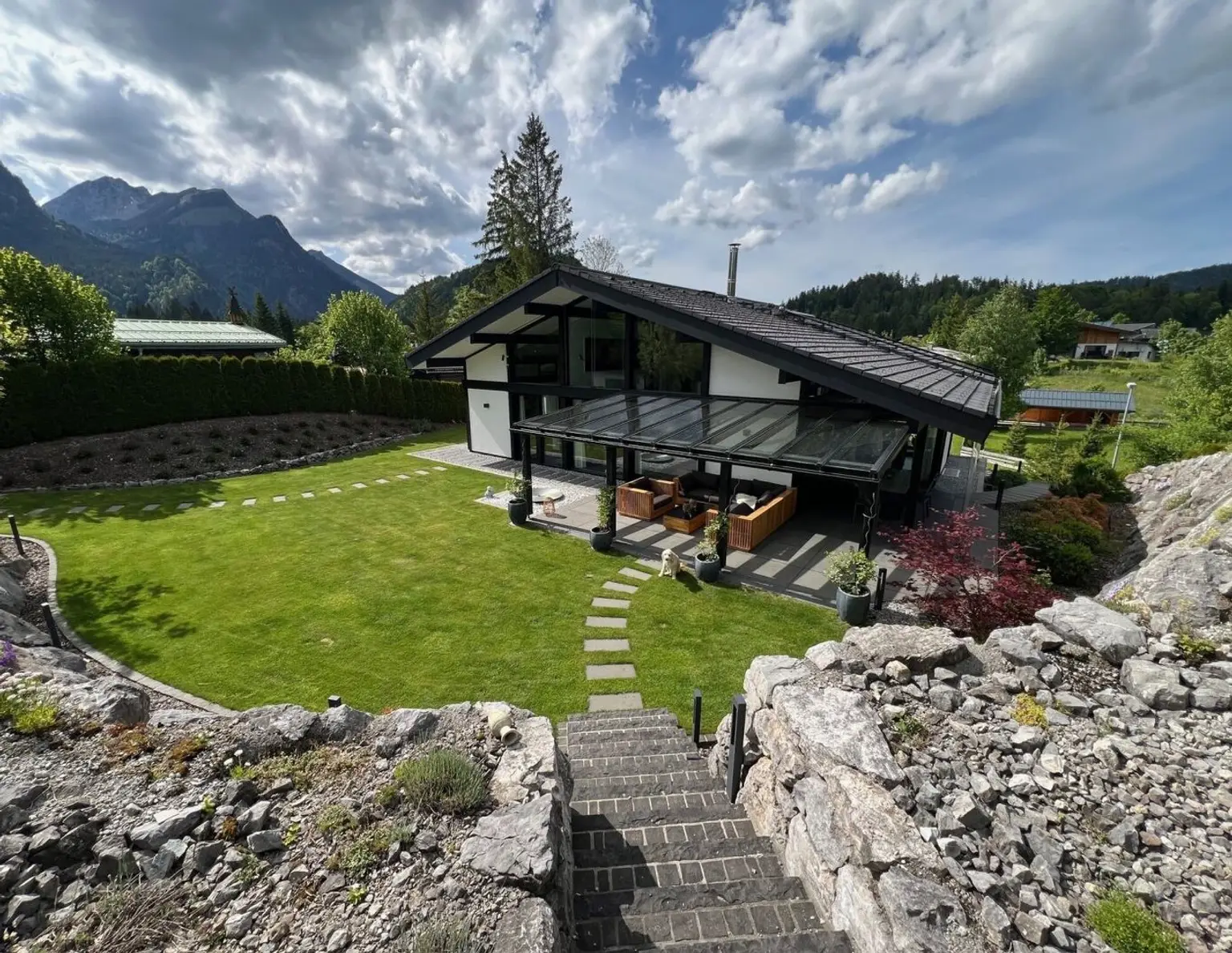 Pflach/Nähe Reutte-Füssen! Hochwertiges Einfamilienhaus mit Einliegerwohnung!