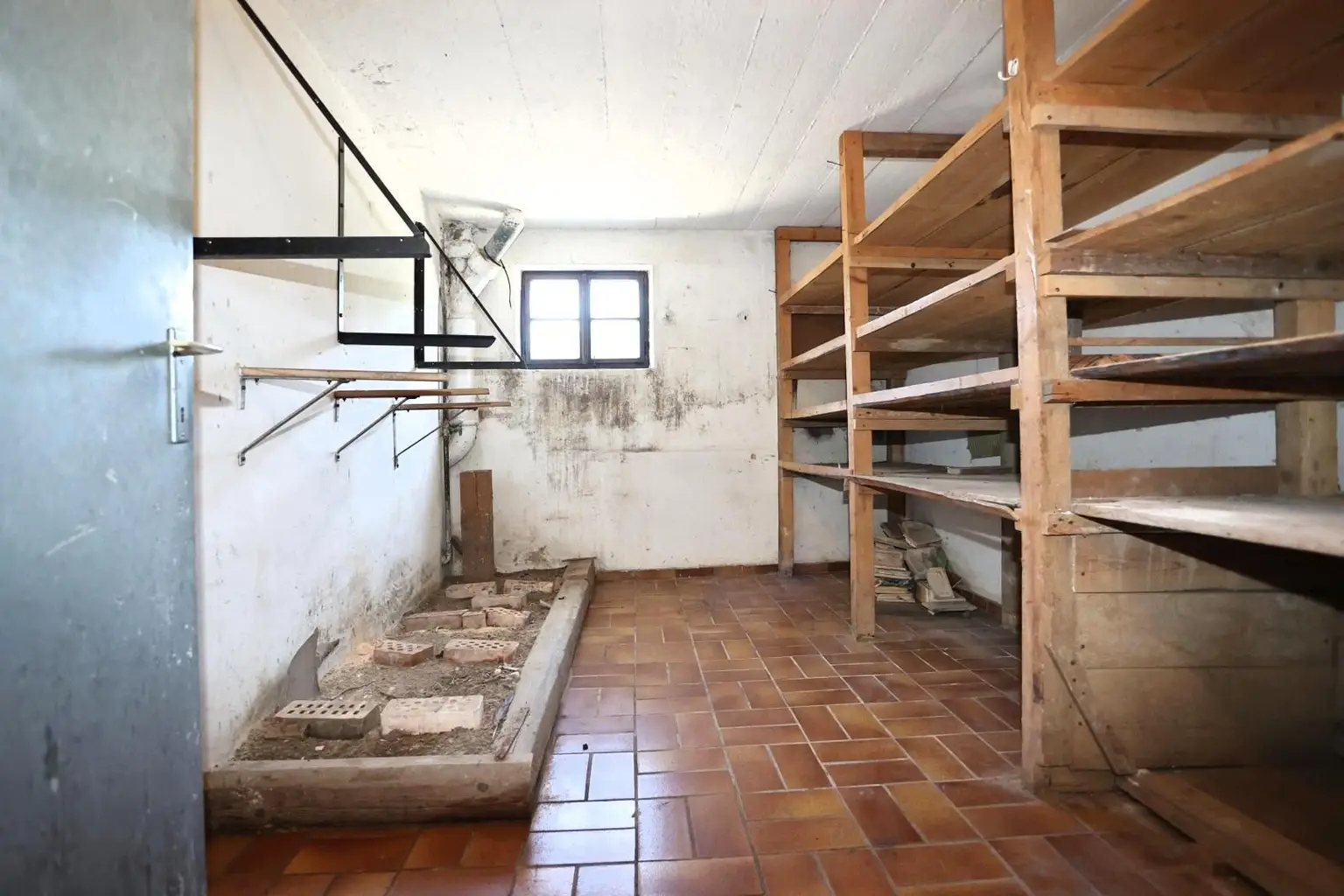 Ein-/Zwei- oder Mehrfamilienhaus zum Innenrenovieren auf 1.343 m² Grund mit Garage und Abstellplätze