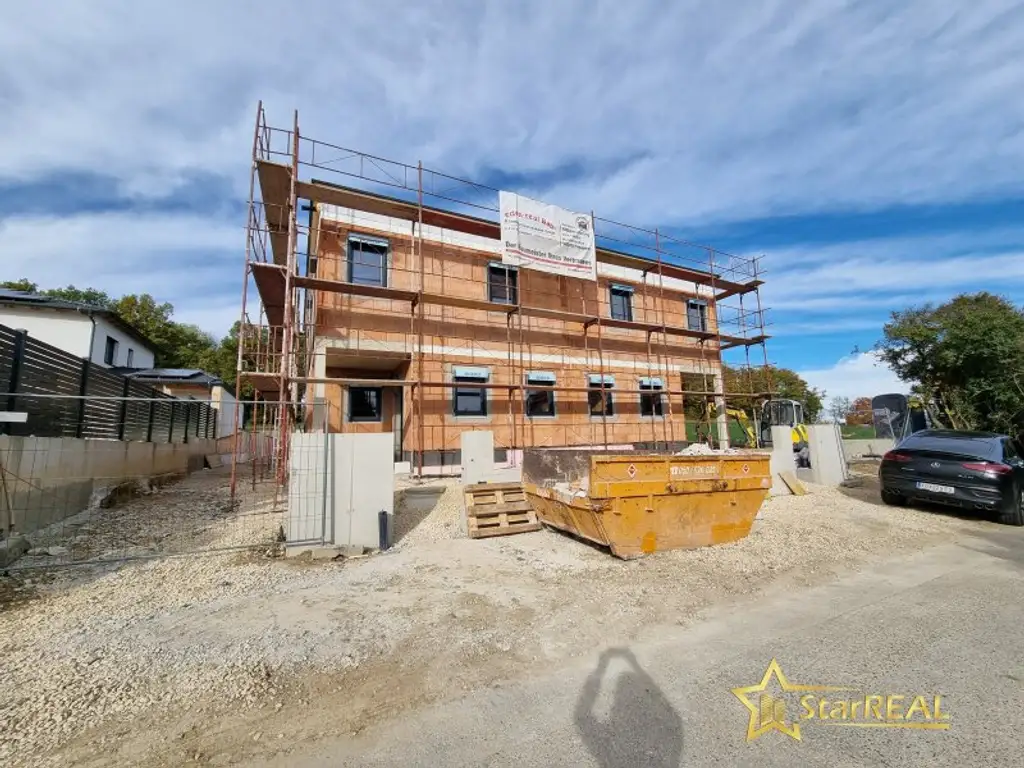 LETZTES HAUS VERFÜGBAR! IDEAL FÜR FAMILIEN! 5-ZIMMER-ZIEGELHAUS MIT UNVERBAUBAREN AUSBLICK. MIT KELLER, BALKON, TERRASSE, CARPORT UND GROSSEM GARTEN.