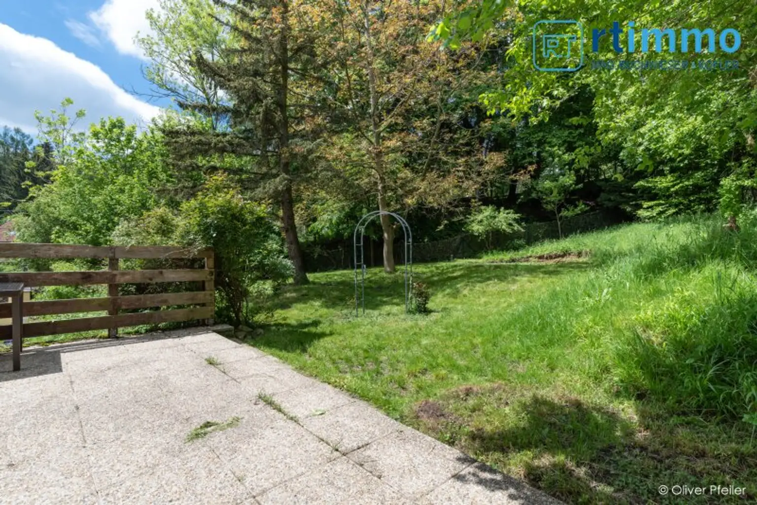 HELLE UND GROSSZÜGIGE 4 ZIMMERWOHNUNG IN IDYLLISCHER LAGE  MIT GARTEN UND GARAGENPLATZ- PROVISIONSFREI