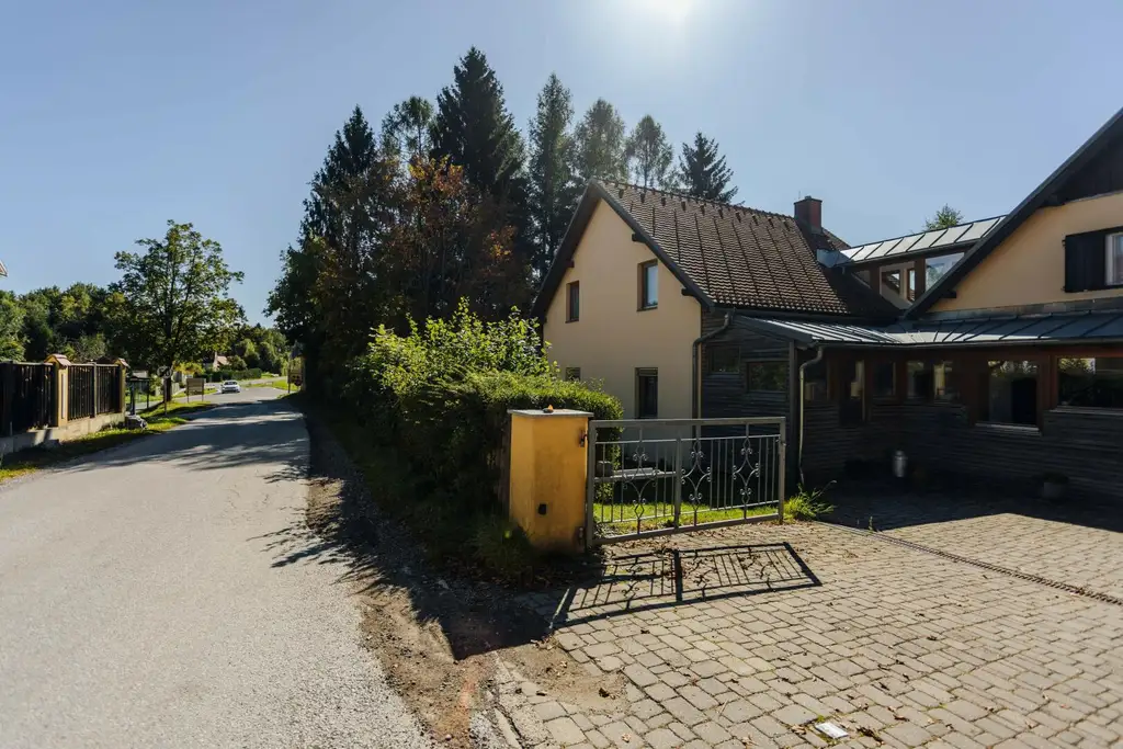 Großzügiges Einfamilienhaus mit Schwimmteich in Weinitzen - ländliche Geborgenheit trifft modernen Wohnkomfort