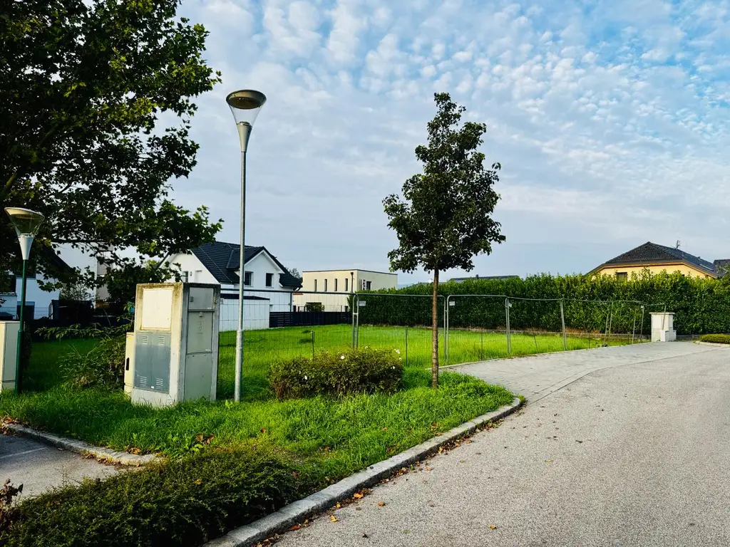 "Sonnige Westlage im Herzen von Biedermannsdorf: 800 m² Eckgrundstück!"