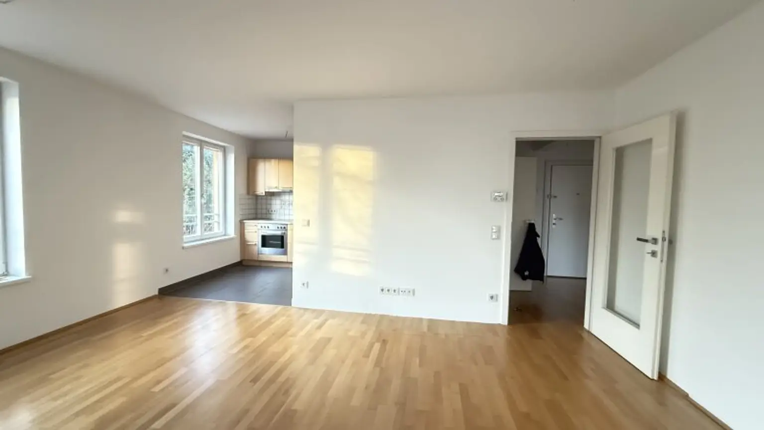 Nahe Schönbrunn: 2-Zimmer-Wohnung mit Balkon und Wintergarten, sowie ein opt. Stellplatz!