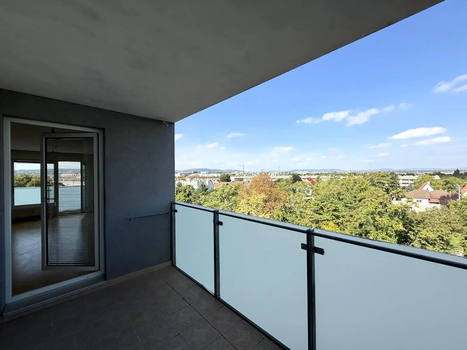 Eine helle, renovierungsbedürftige 3-Zimmer Wohnung // A bright 3-room apartment in need of renovation //