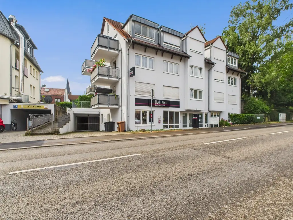 Helle Maisonette Wohnung inkl. Küche + TG Stellplatz in zentraler Lage. Ab sofort zur Miete frei !