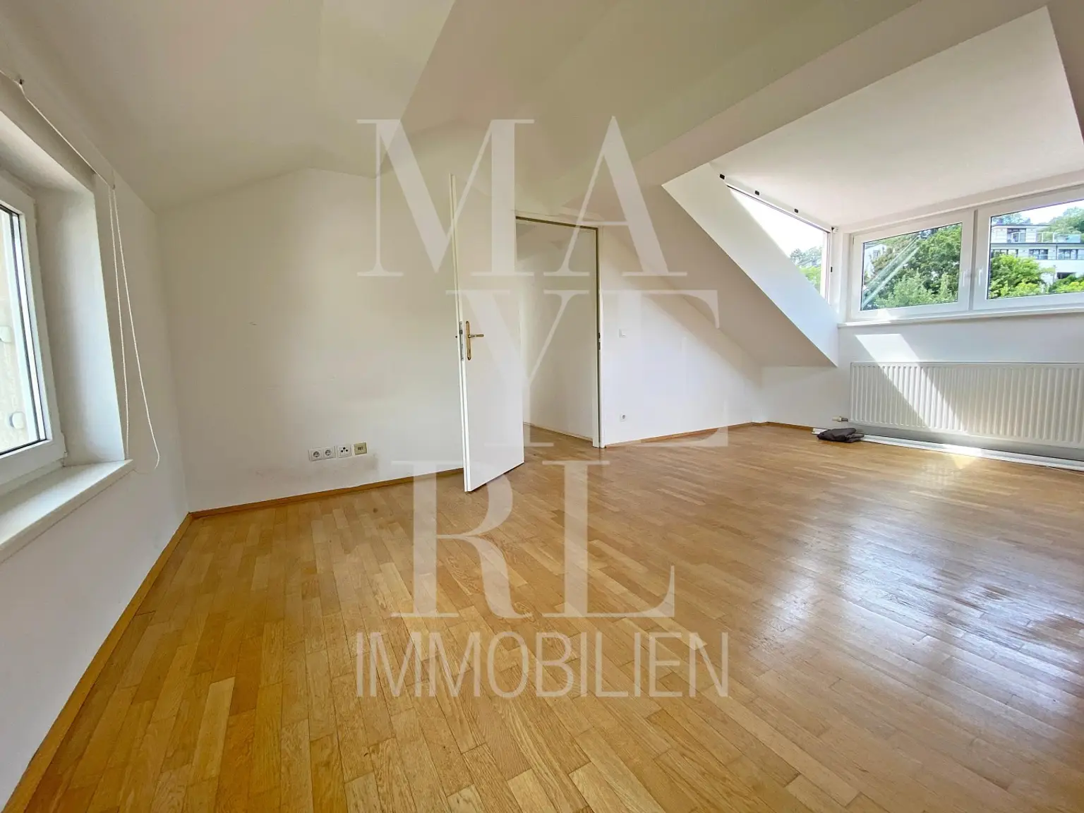SCHÖNES EINFAMILIENHAUS MIT POOL, TOLLER BLICK, GARAGE & GARTEN