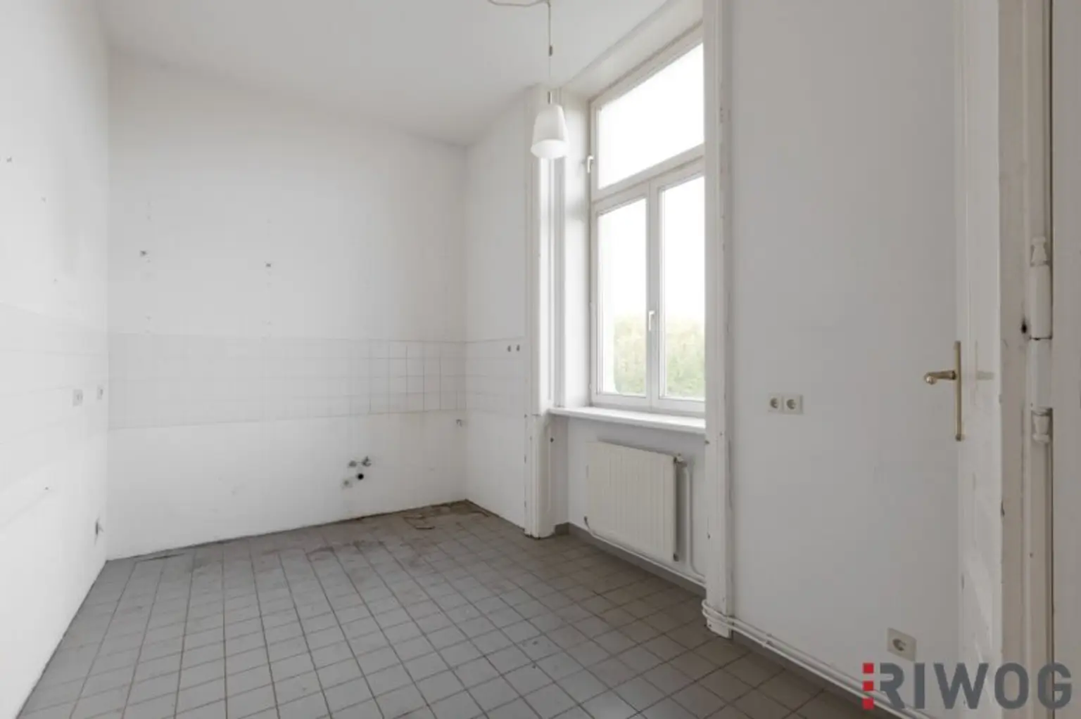 WIENTALBLICK | Lichtdurchflutete Wohnung in der historischen Villa Seutter mit 4,4m Raumhöhe & Blick auf denkmalgeschützte Linde | sanierungsbedürftig | + Garten optional