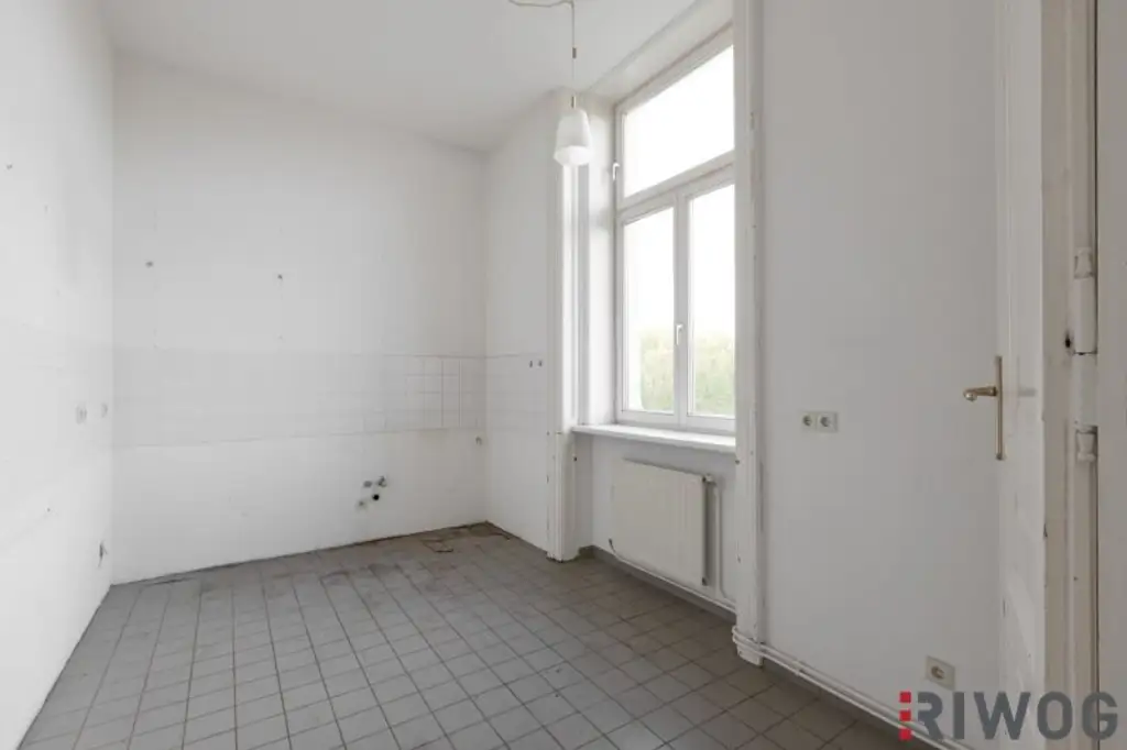 WIENTALBLICK | Lichtdurchflutete Wohnung in der historischen Villa Seutter mit 4,4m Raumhöhe & Blick auf denkmalgeschützte Linde | sanierungsbedürftig | + Garten optional
