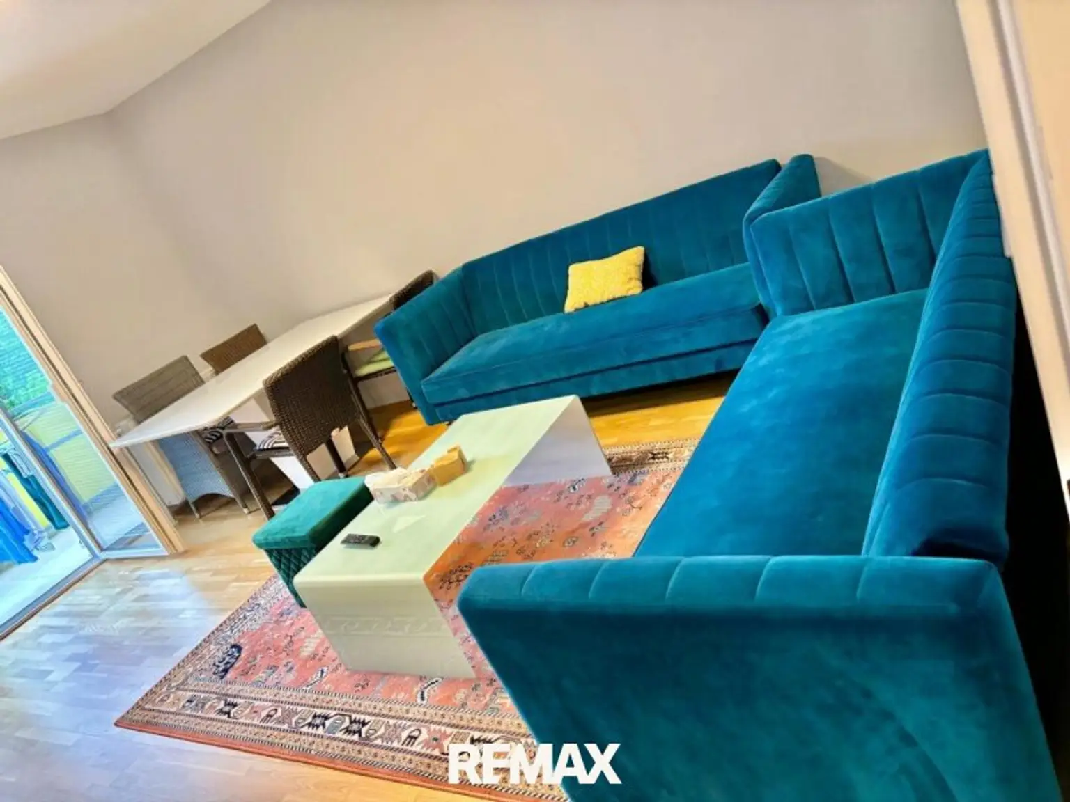 Wohnzimmer mit Sitzgarnitur und Esstisch